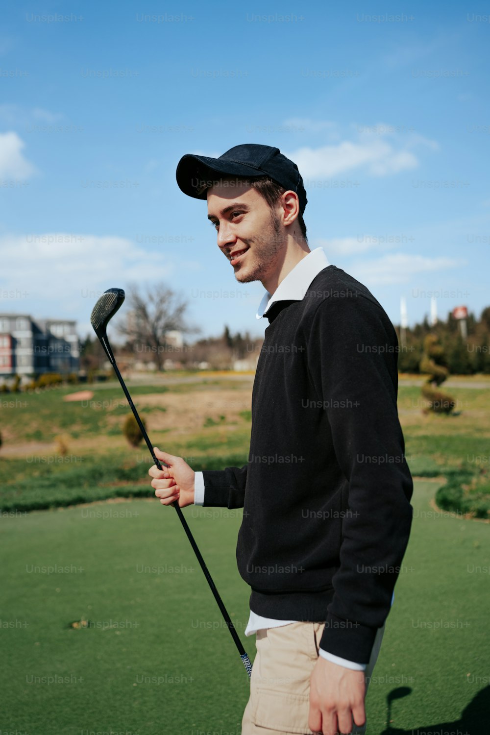 Un uomo che tiene una mazza da golf su un campo da golf