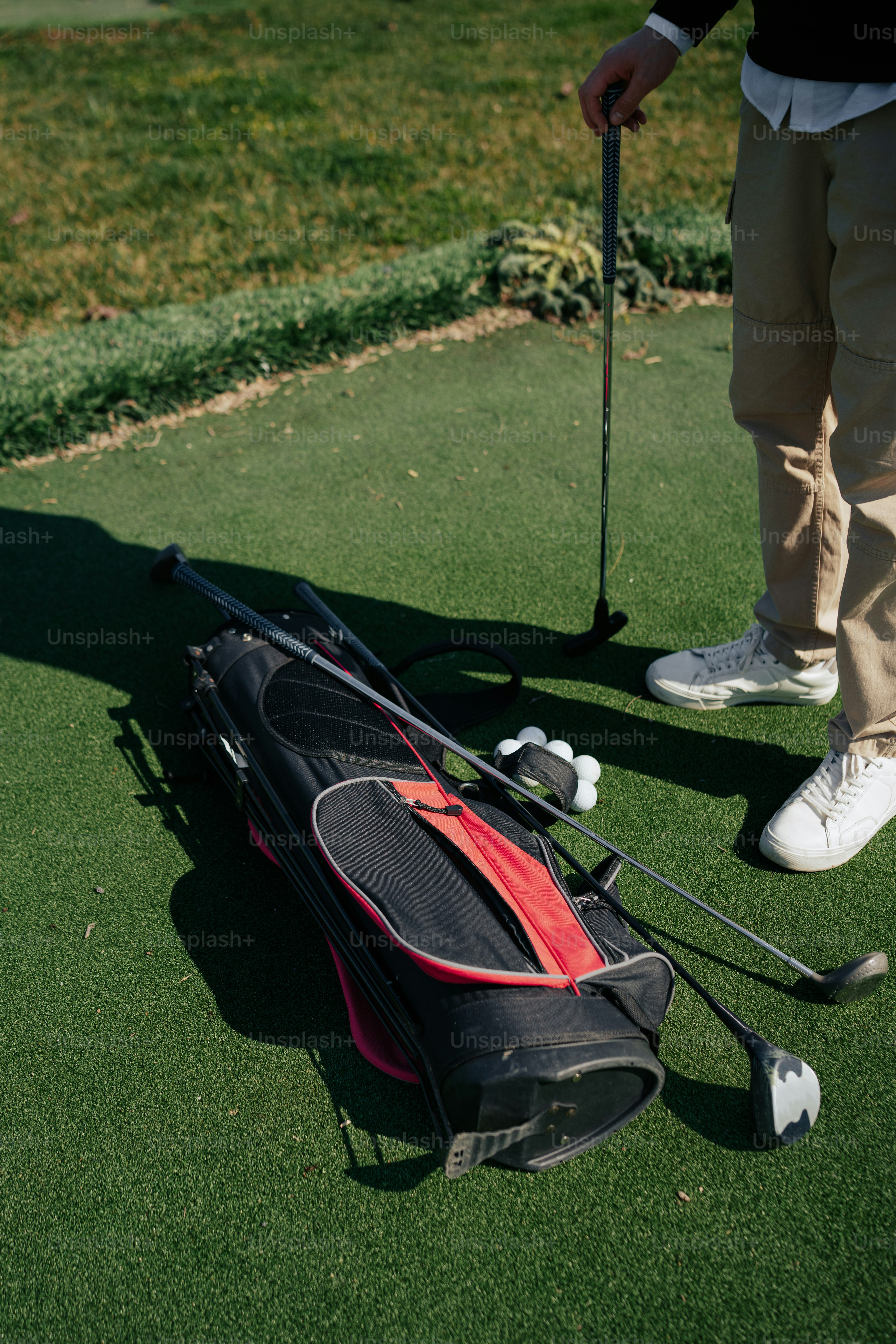 Eine Golftasche auf einer grünen Wiese