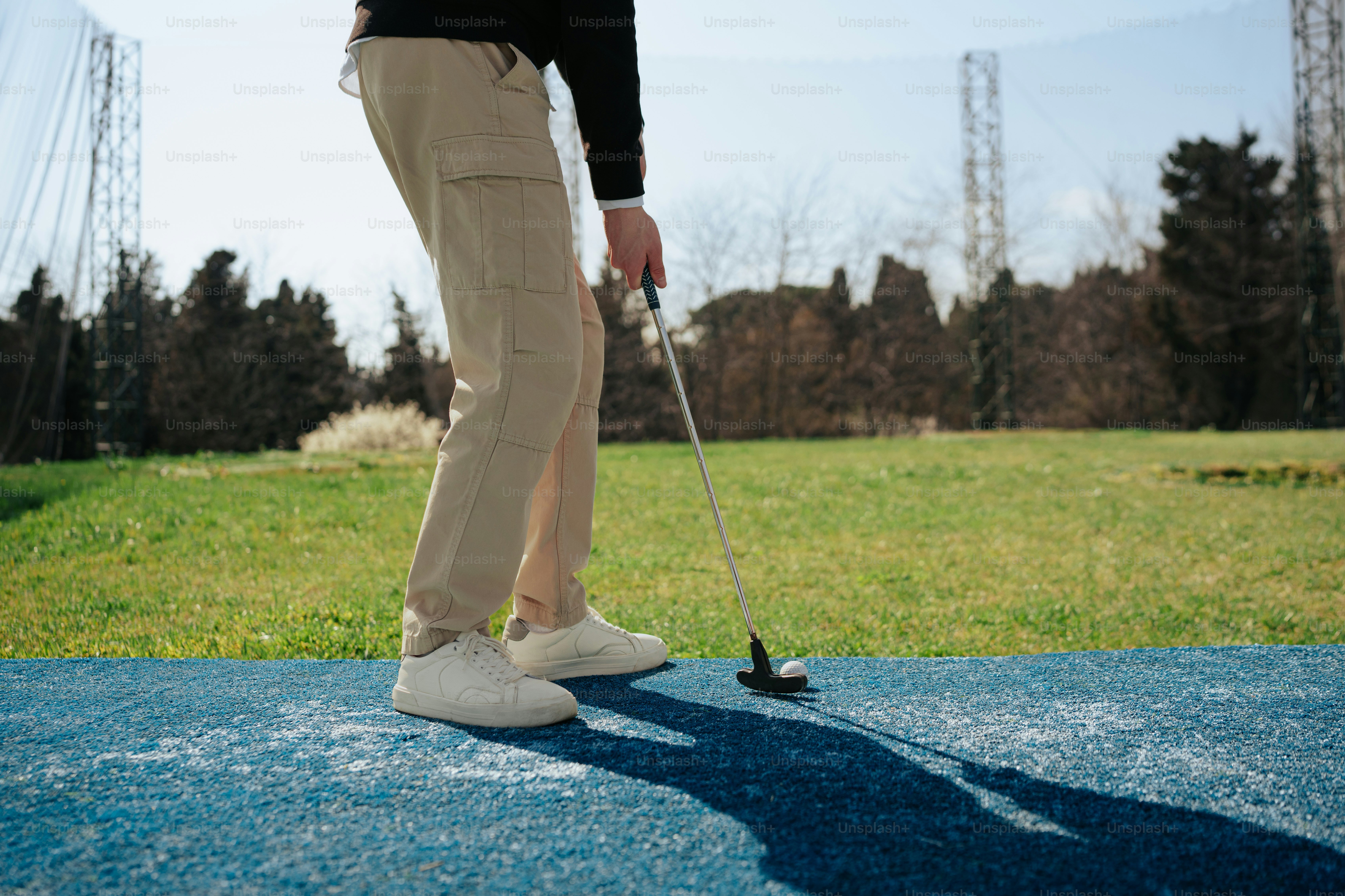ゴルフコースでパットを入れる男性