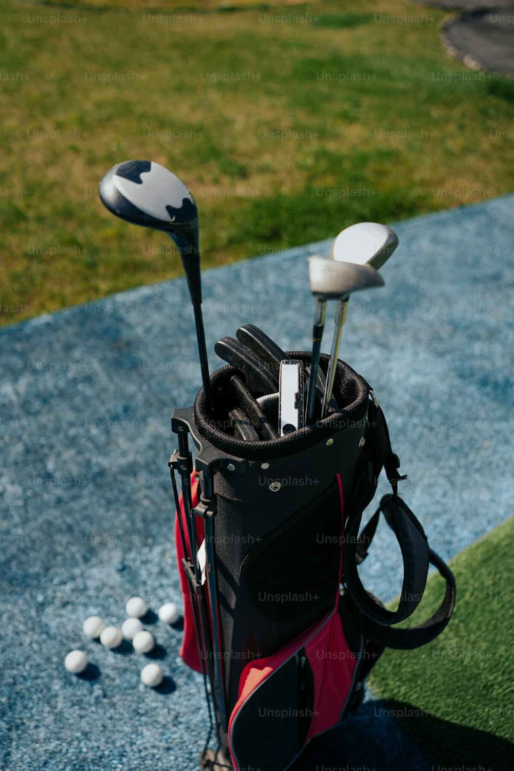 a golf bag filled with golf balls and clubs