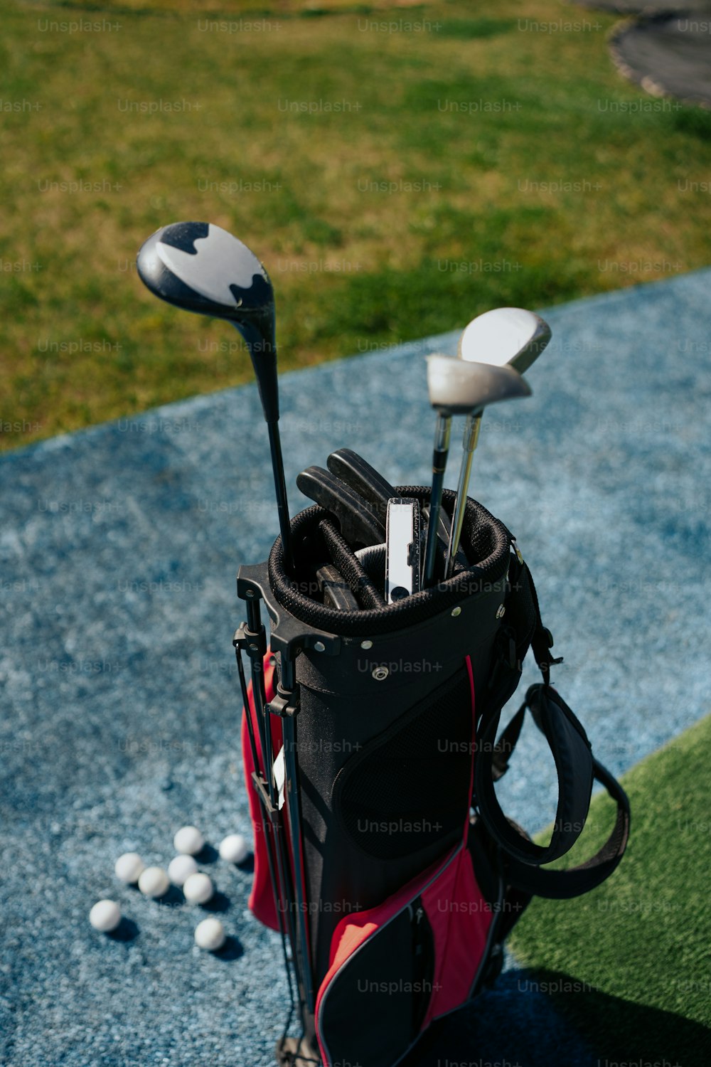 Una bolsa de golf llena de pelotas de golf y palos
