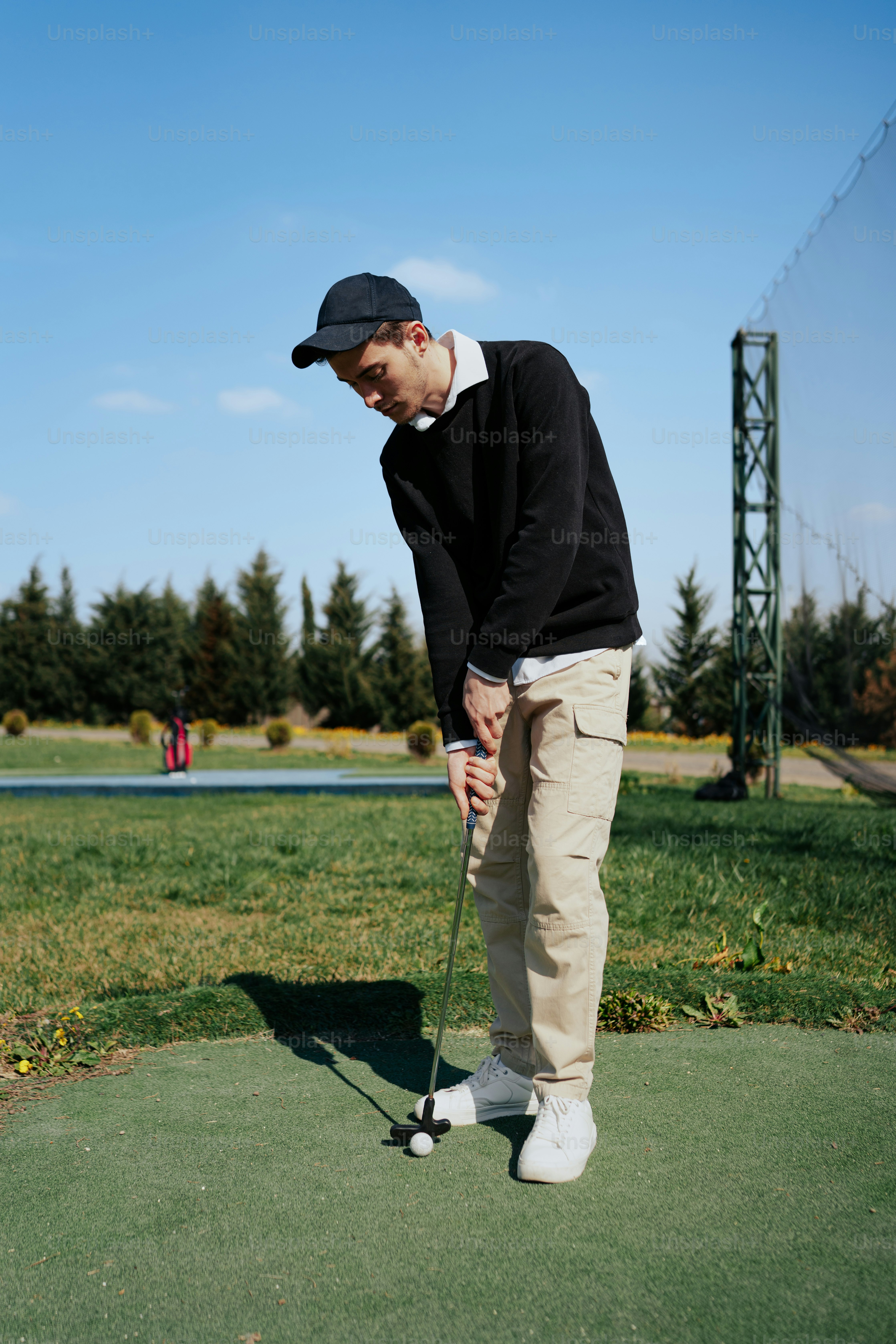 グリーンコースでゴルフをする男性