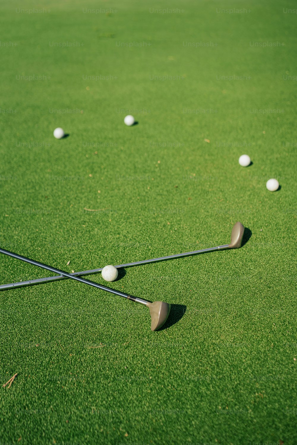 un groupe de balles de golf assises au sommet d’un champ vert