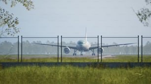 un grande aereo di linea seduto in cima a una pista dell'aeroporto