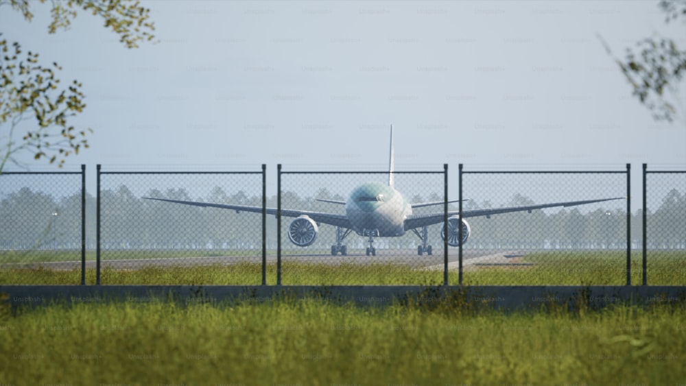 Ein großer Jetliner auf einer Start- und Landebahn eines Flughafens