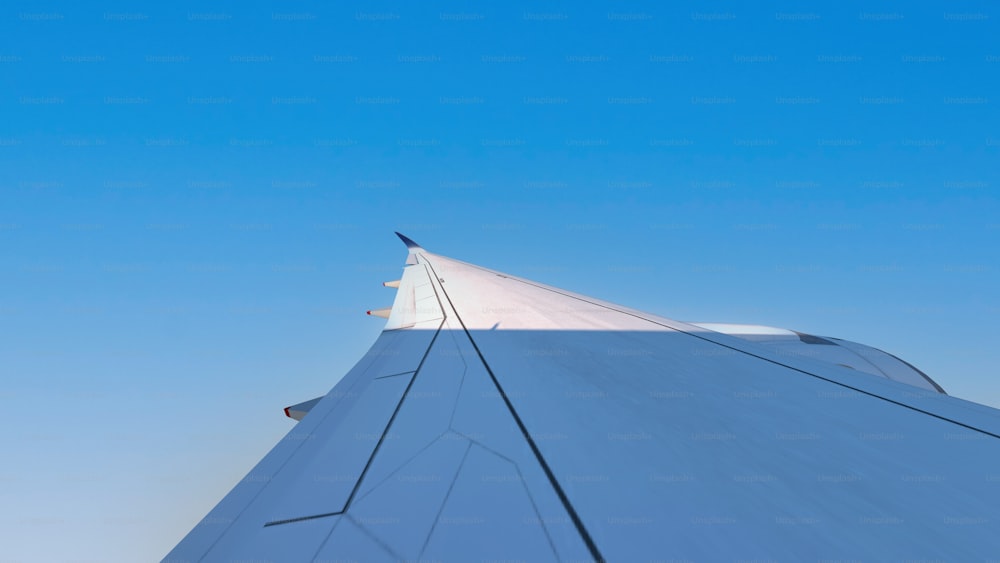 Der Flügel eines Flugzeugs vor blauem Himmel