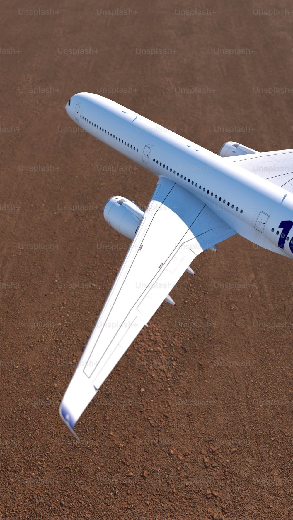 Un modelo de un avión en un suelo de tierra