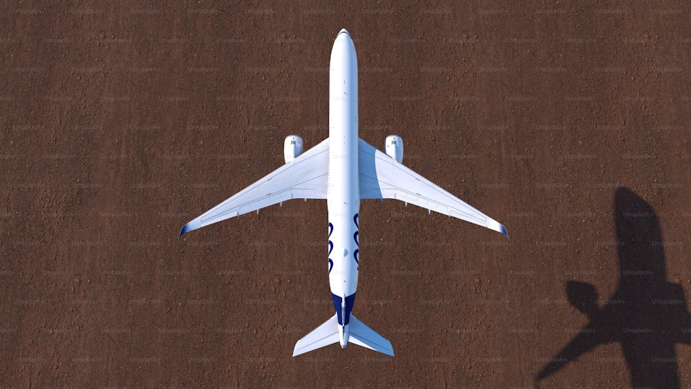 Luftaufnahme eines Flugzeugs auf einer Landebahn