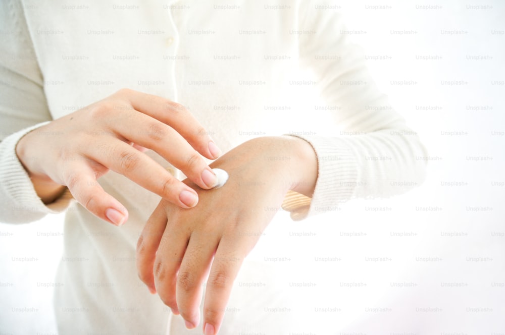 Una mujer con un anillo en el dedo