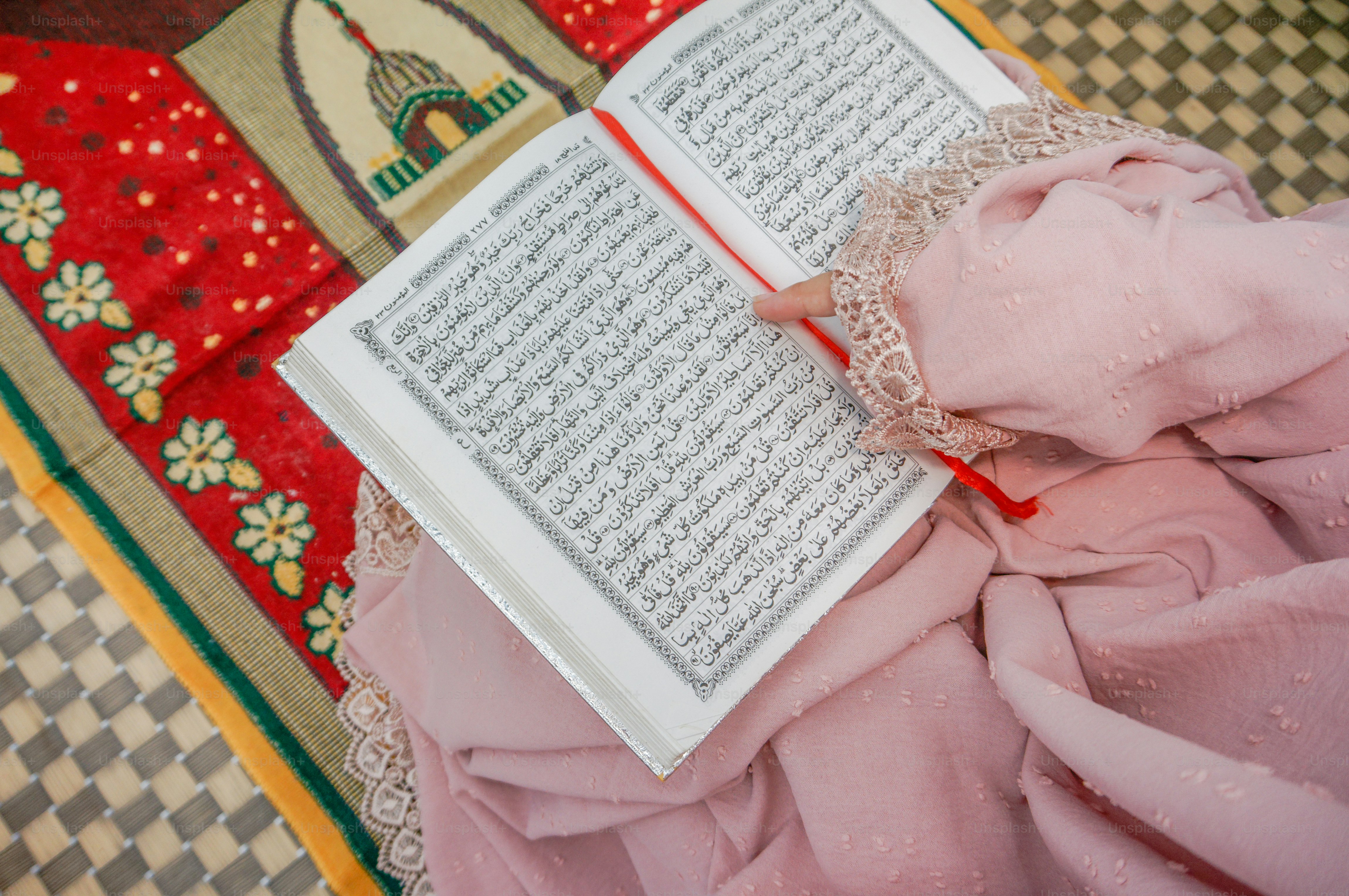 una persona sta leggendo un libro su un tappeto