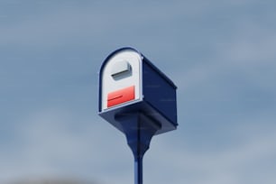 uma caixa de correio azul com uma faixa vermelha sobre ela