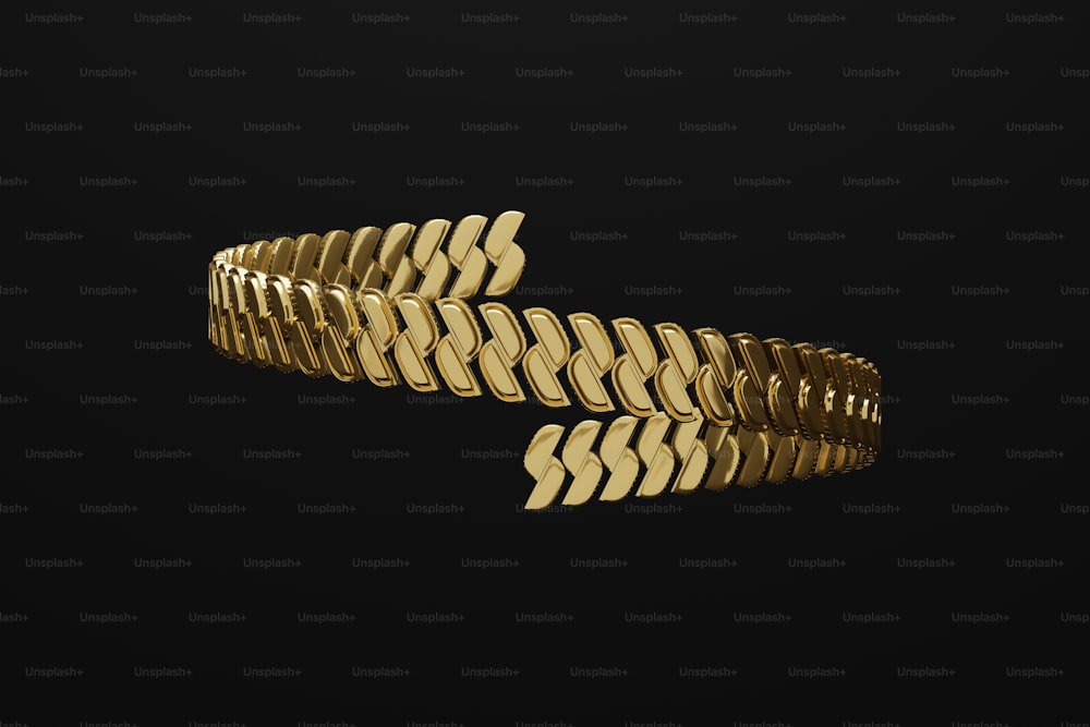 um close up de uma pulseira de ouro em um fundo preto