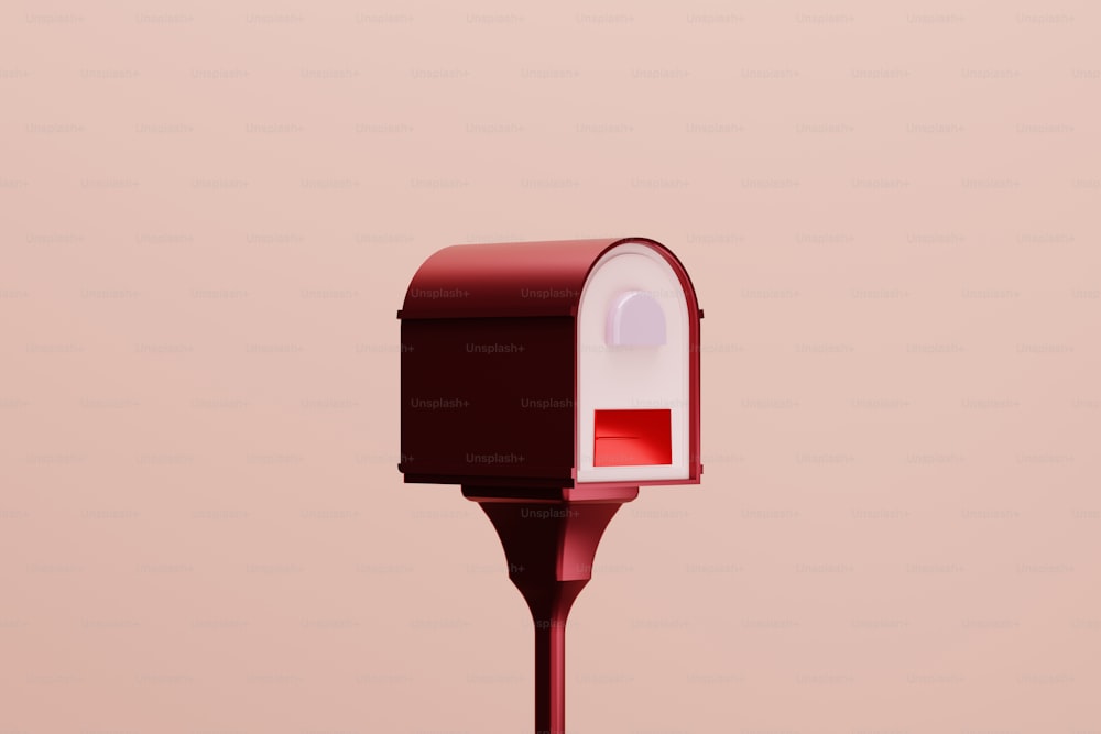 uma caixa de correio vermelha e branca sentada em cima de um poste