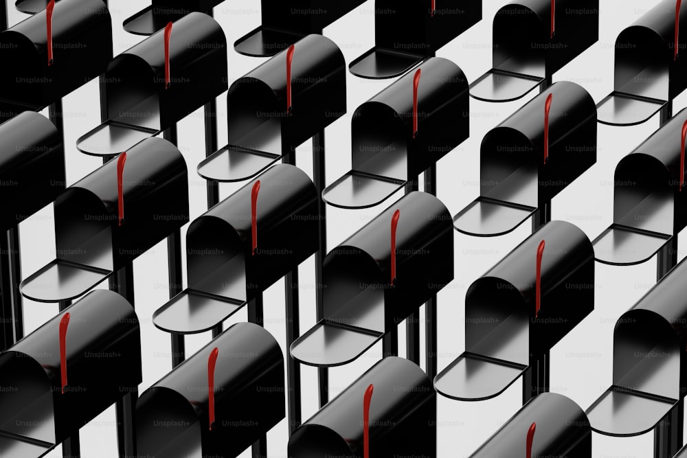 um grupo de cadeiras pretas com marcas vermelhas sobre elas