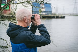 Un hombre mirando a través de un par de binoculares