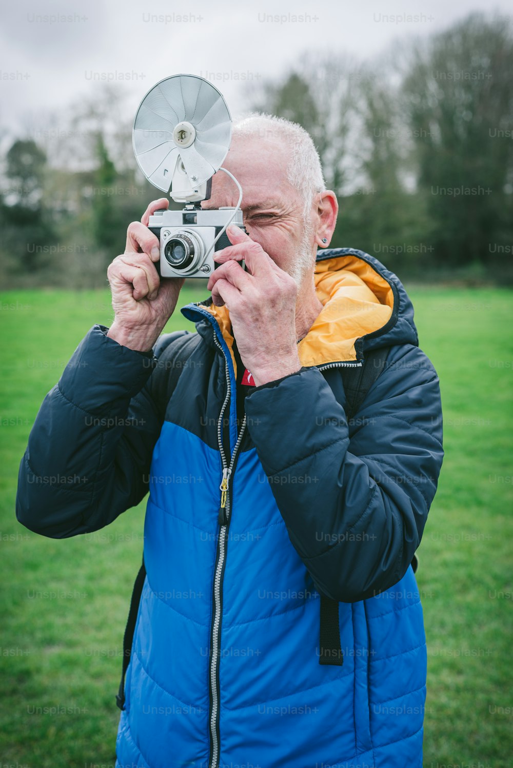 Un hombre sosteniendo una cámara en su cara