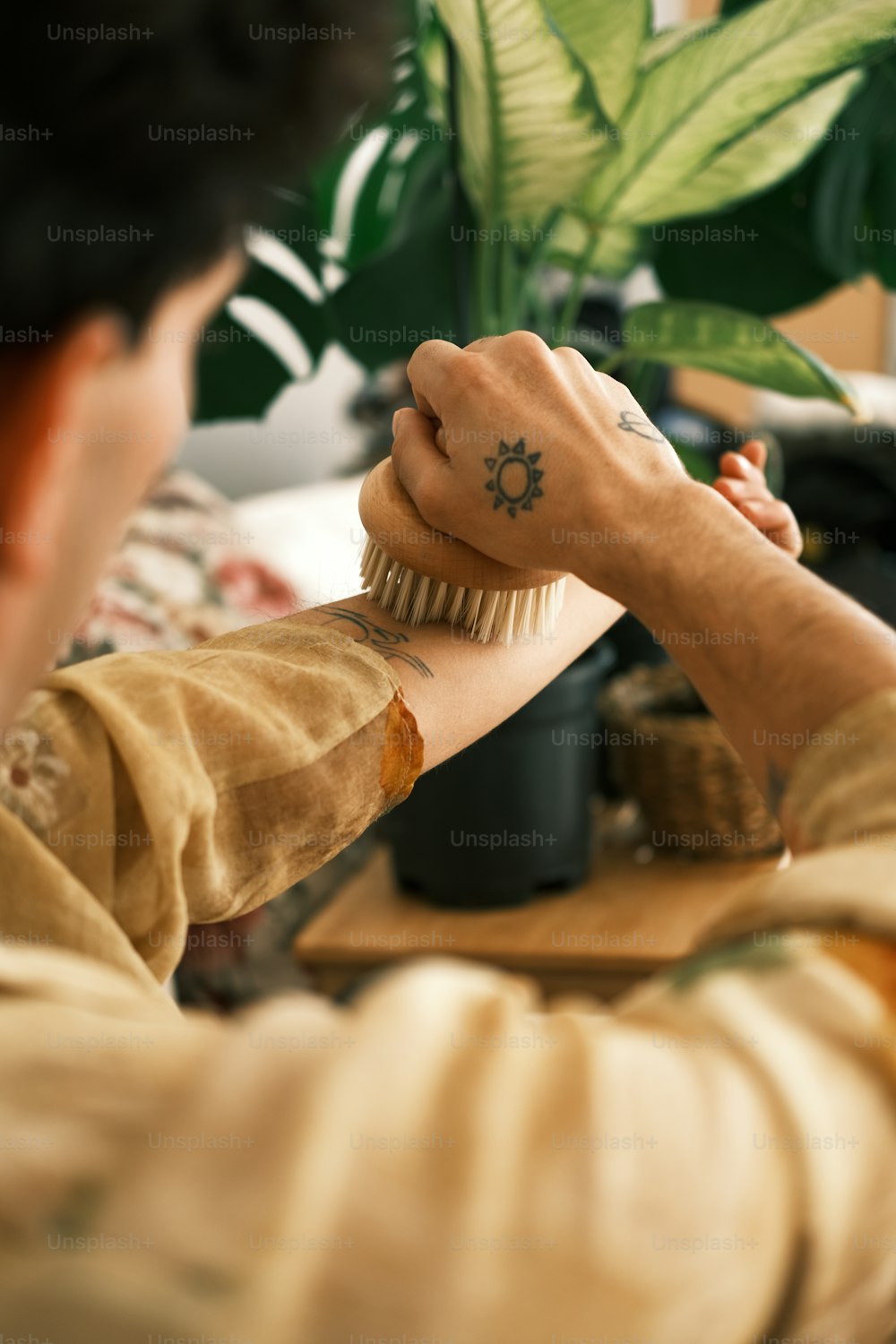 una persona con un tatuaje en el brazo sosteniendo una magdalena