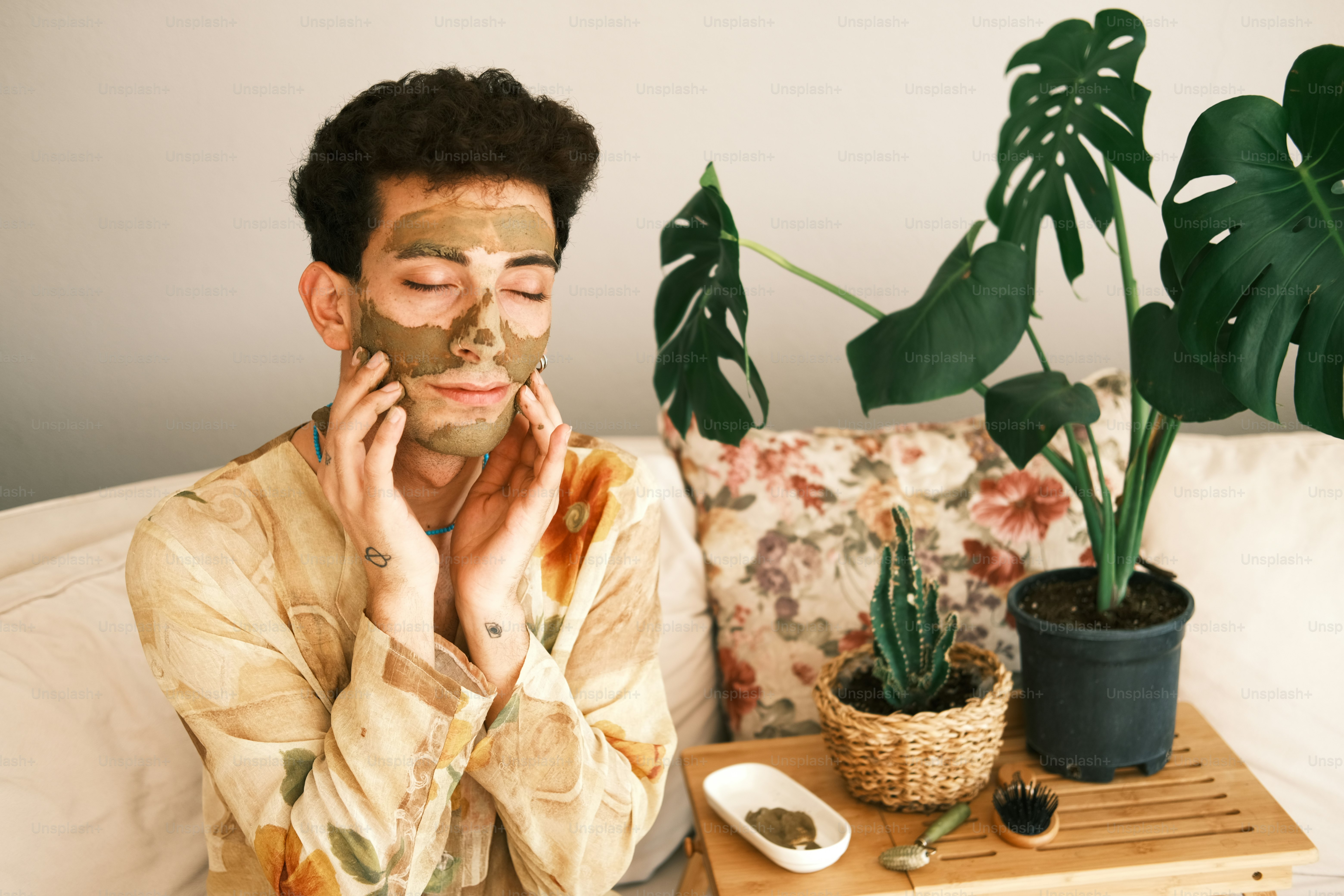 um homem com uma máscara facial em sentado em um sofá