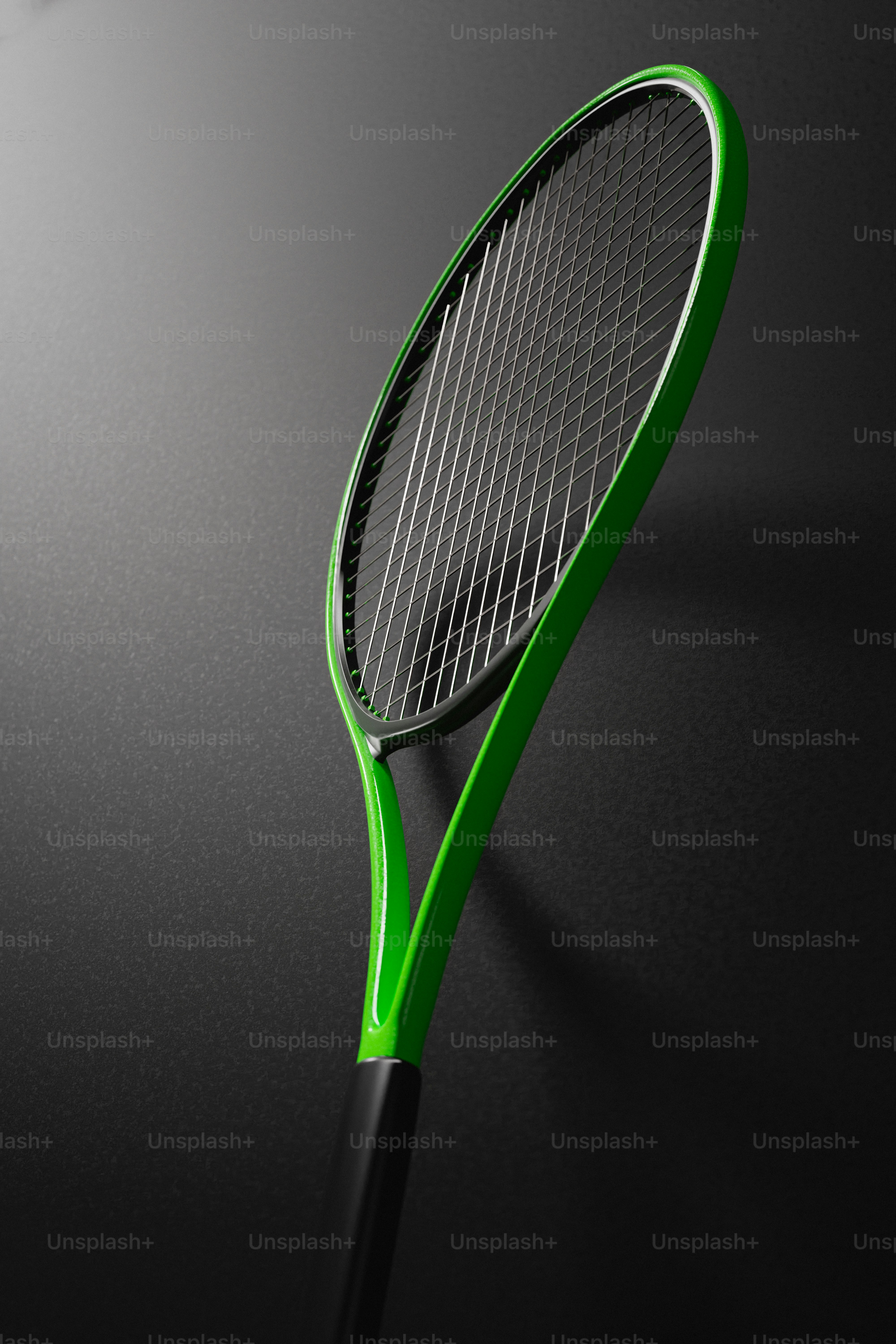 Un primo piano di una racchetta da tennis su una superficie nera