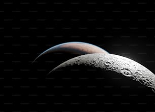 Un primer plano de una luna y un objeto distante
