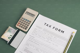 ein Steuerformular neben einem Taschenrechner und einem Stift