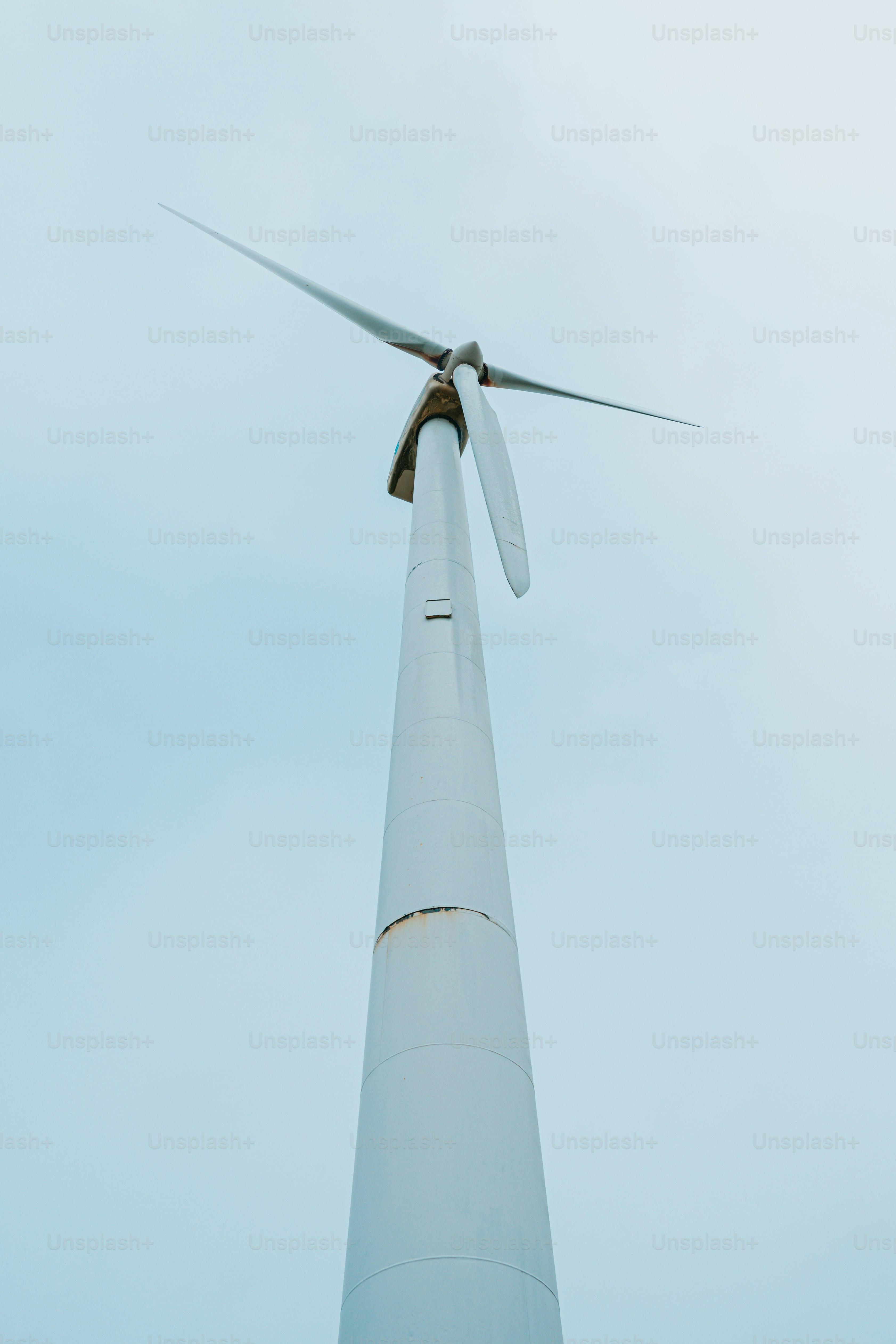 Una turbina eólica se muestra contra un cielo azul