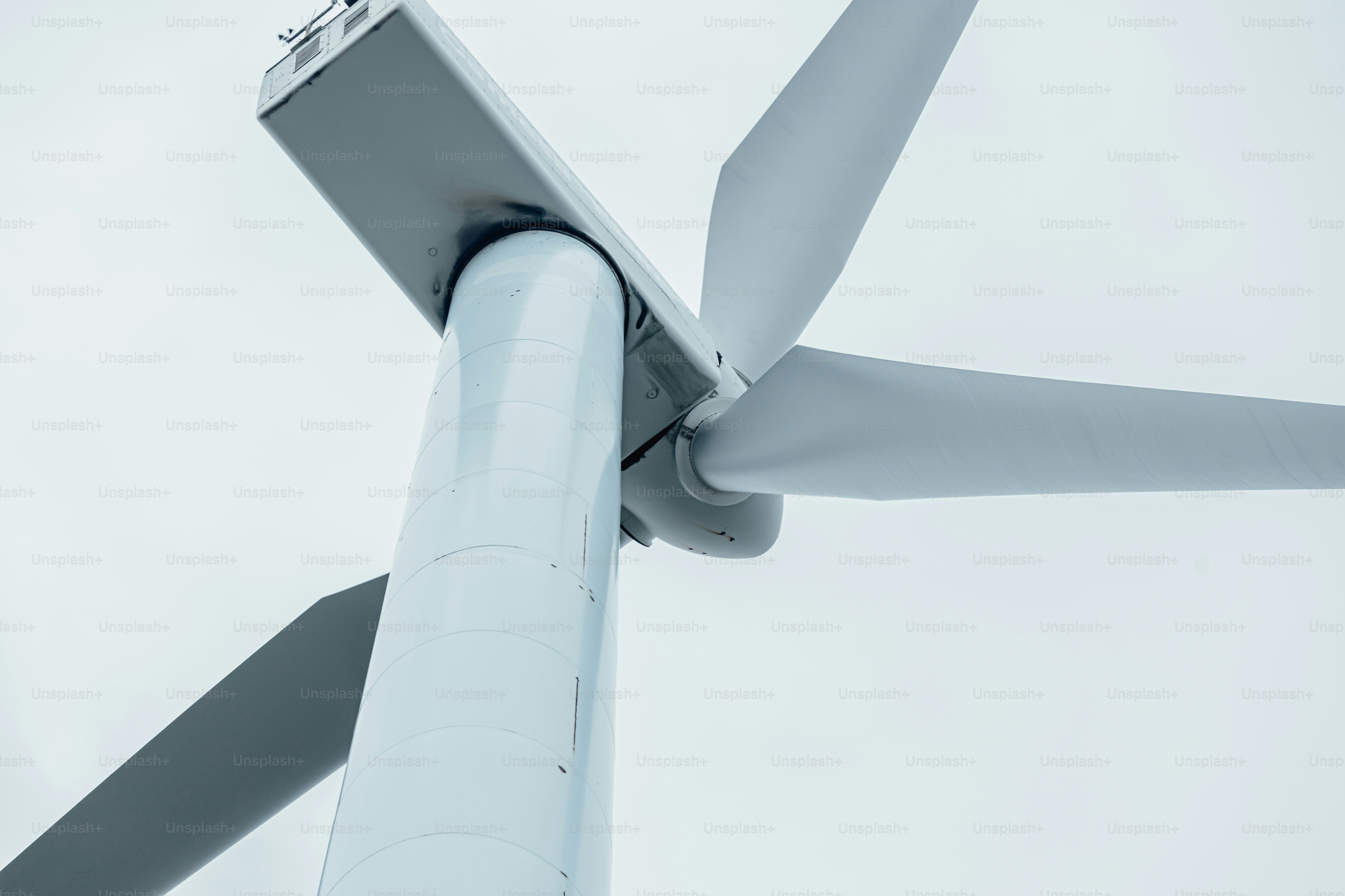 Gros plan d’une éolienne par temps nuageux