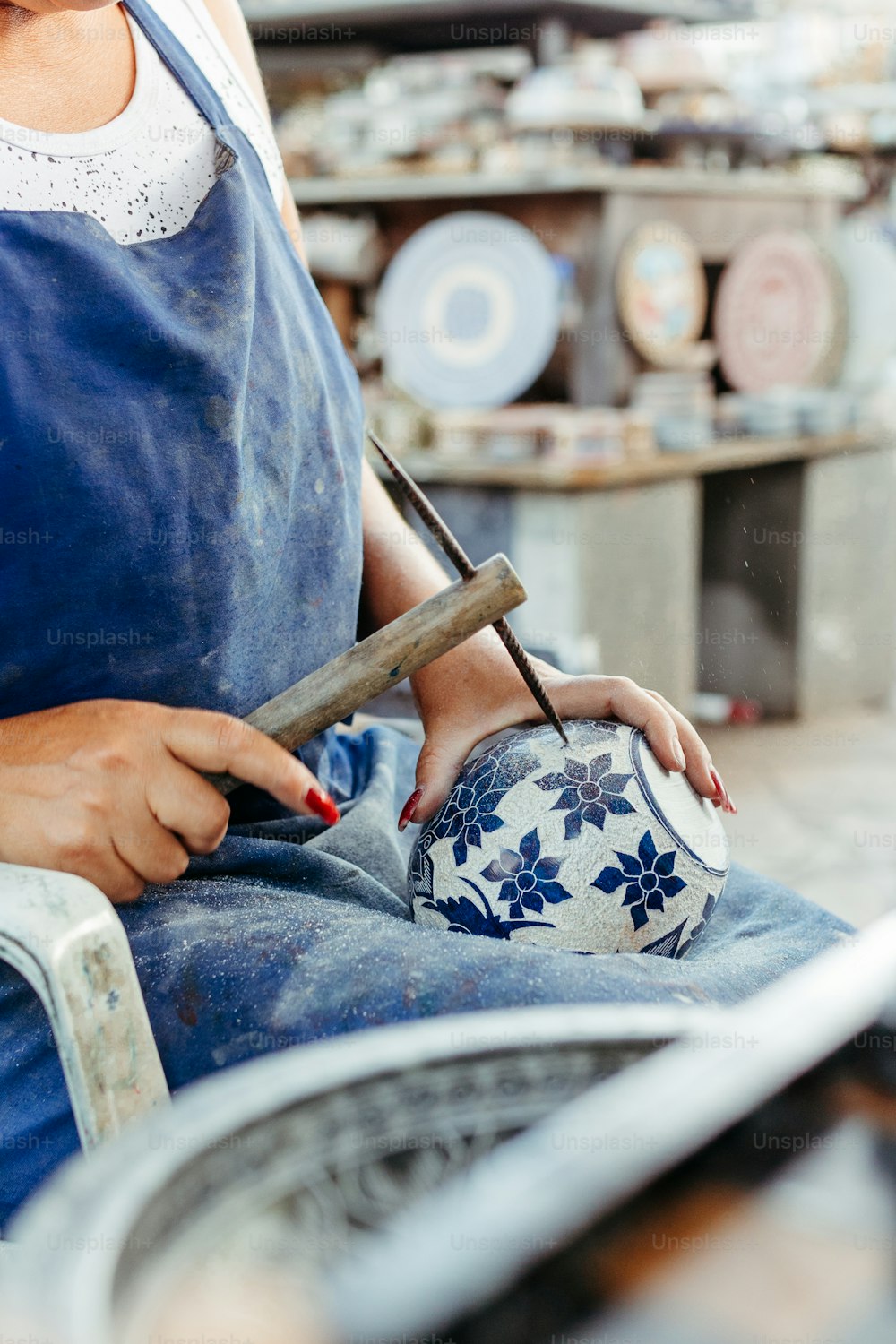 Una donna sta lavorando su un vaso in un negozio