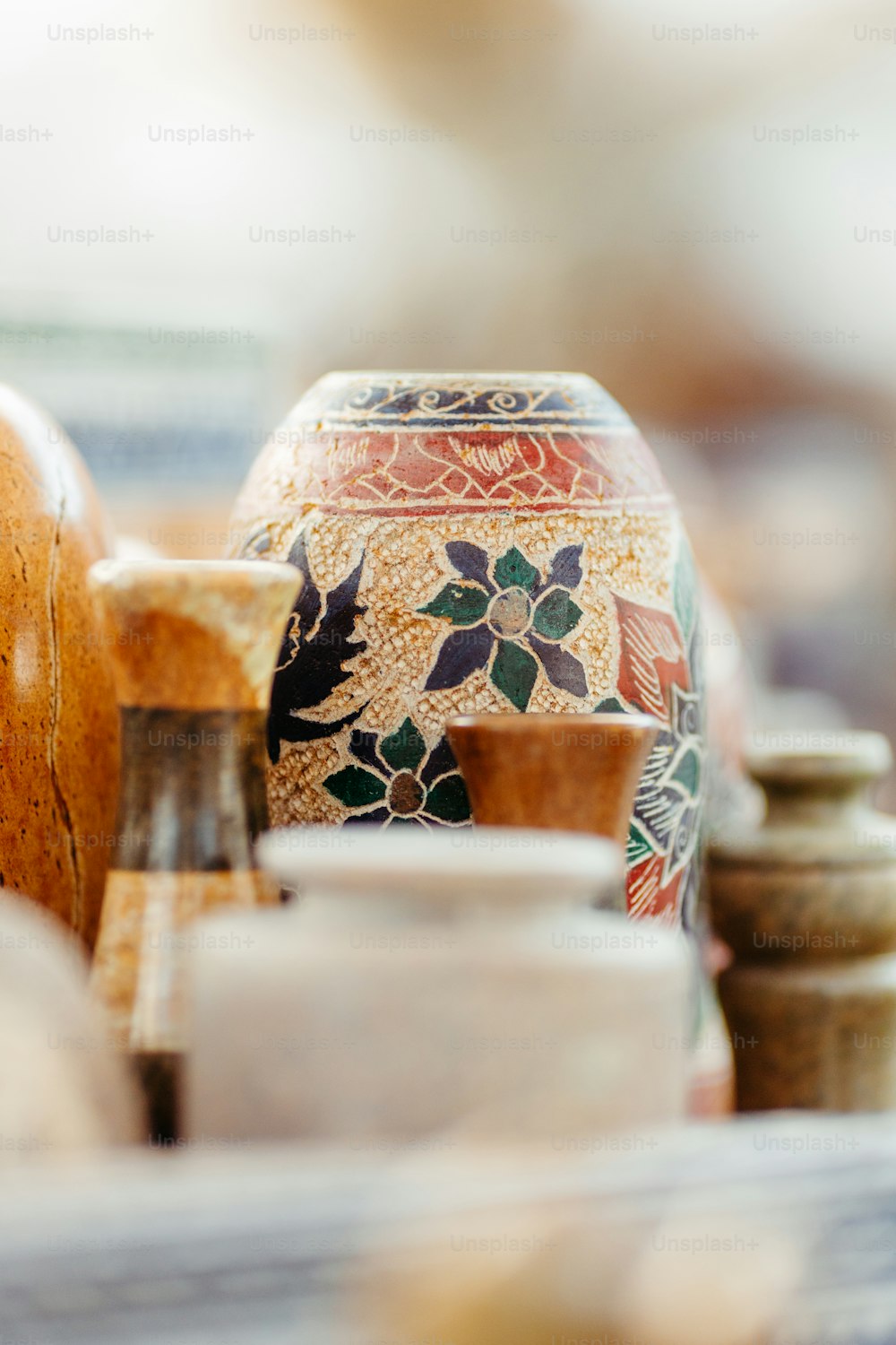 uma coleção de cerâmica sentada em uma mesa