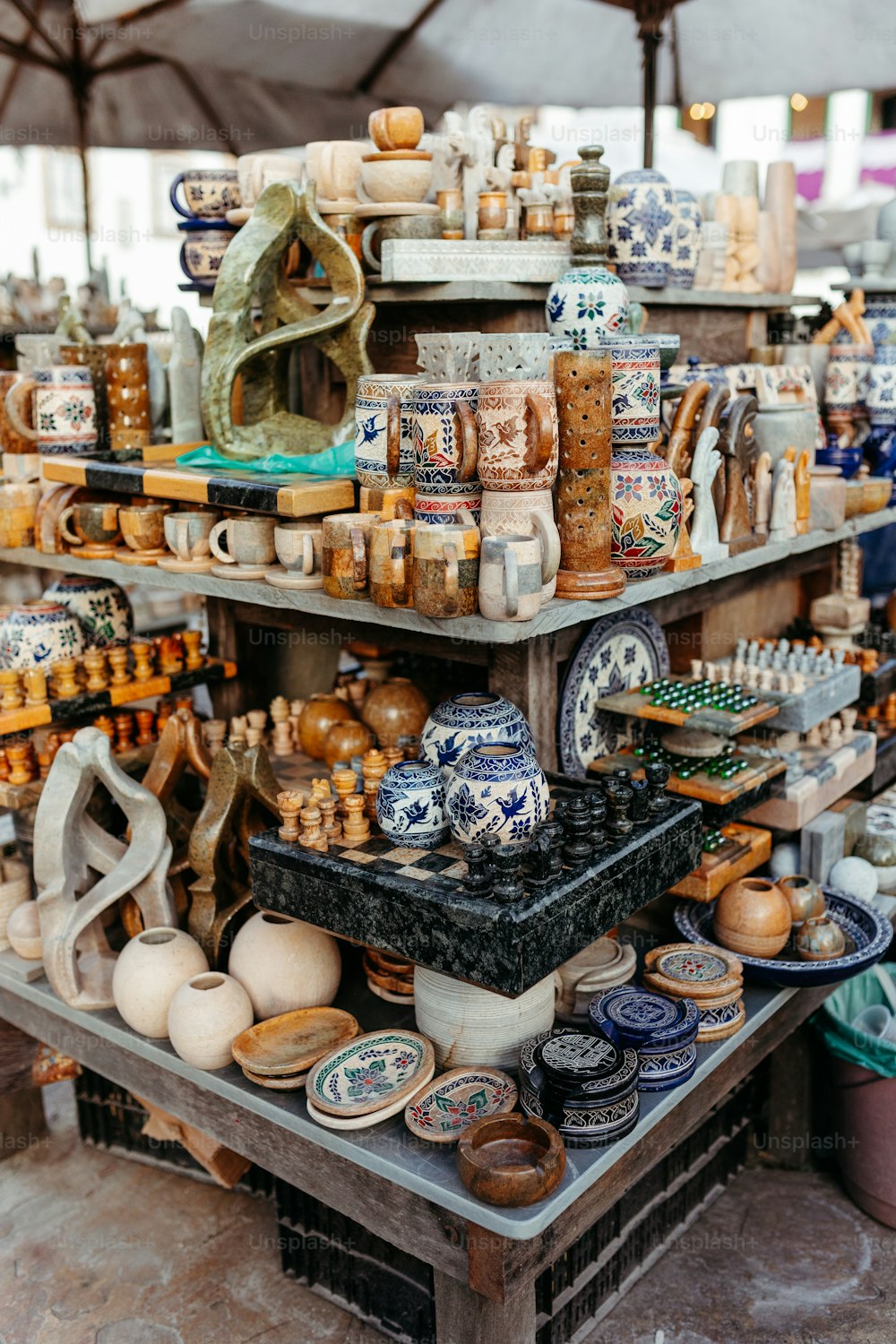 uma mesa coberta com muitos tipos diferentes de cerâmica