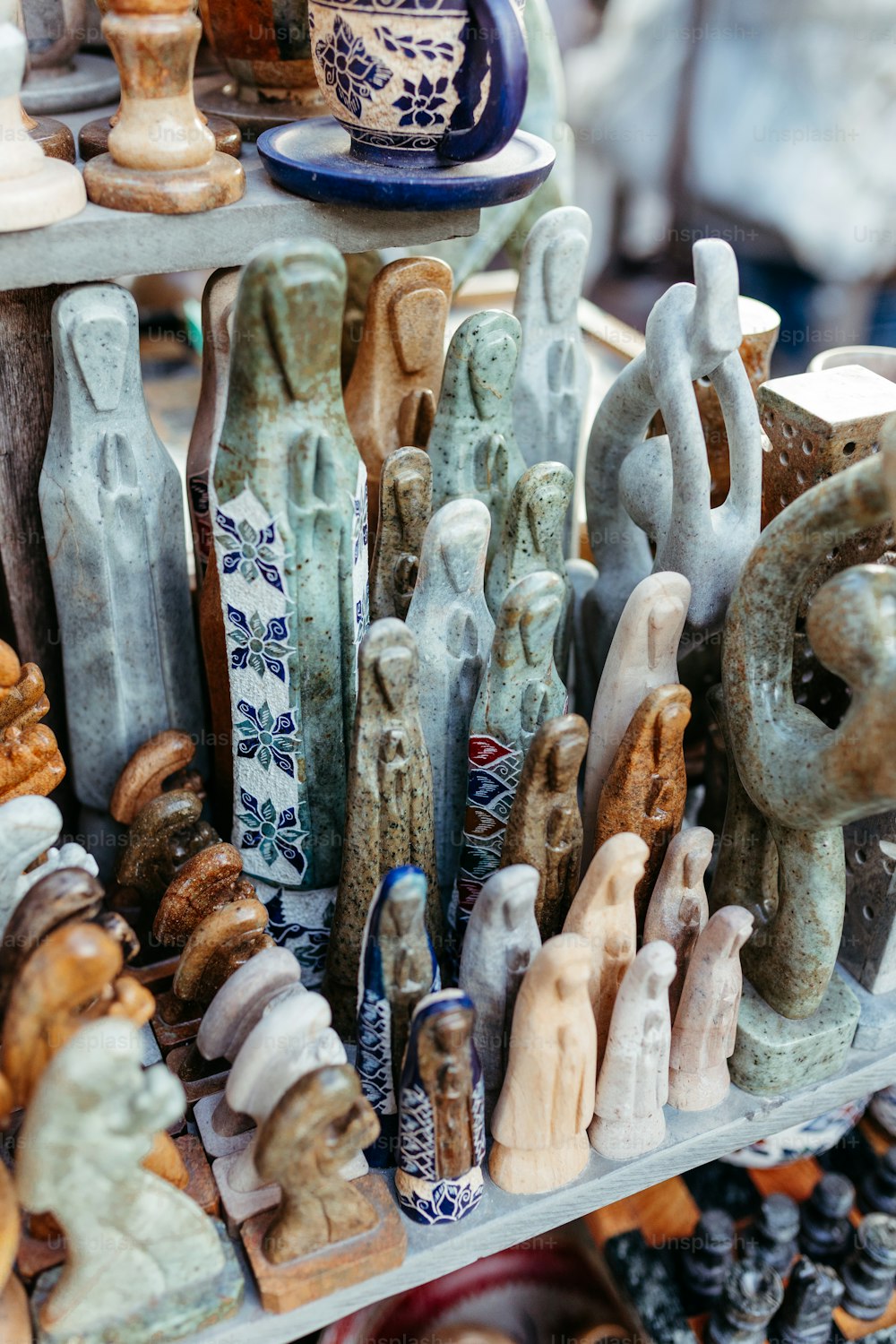 uma mesa coberta com muitas estatuetas de cerâmica