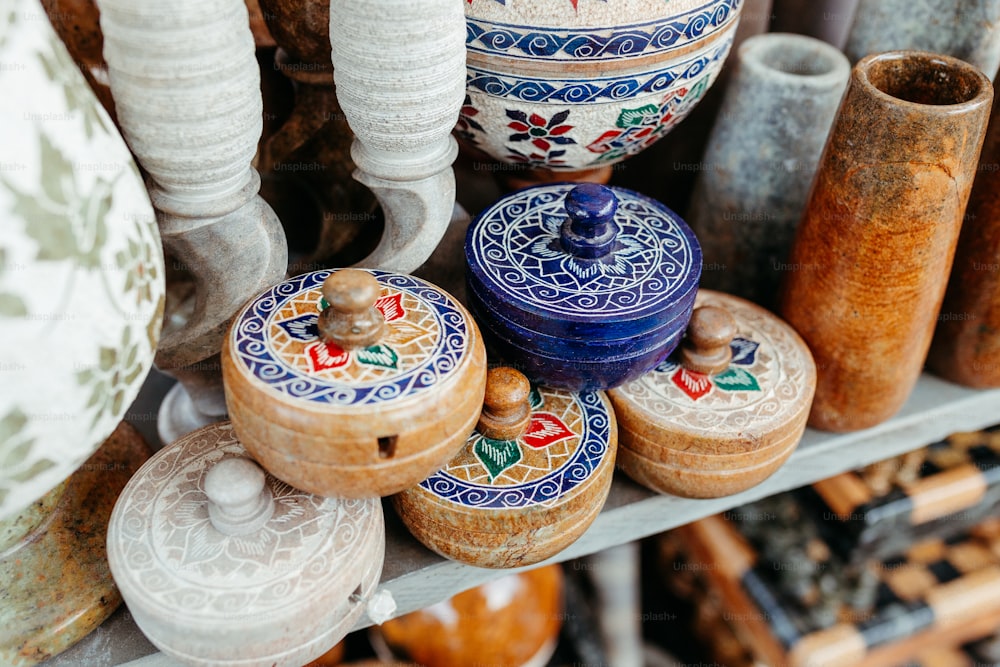 um monte de vasos que estão sentados em uma prateleira