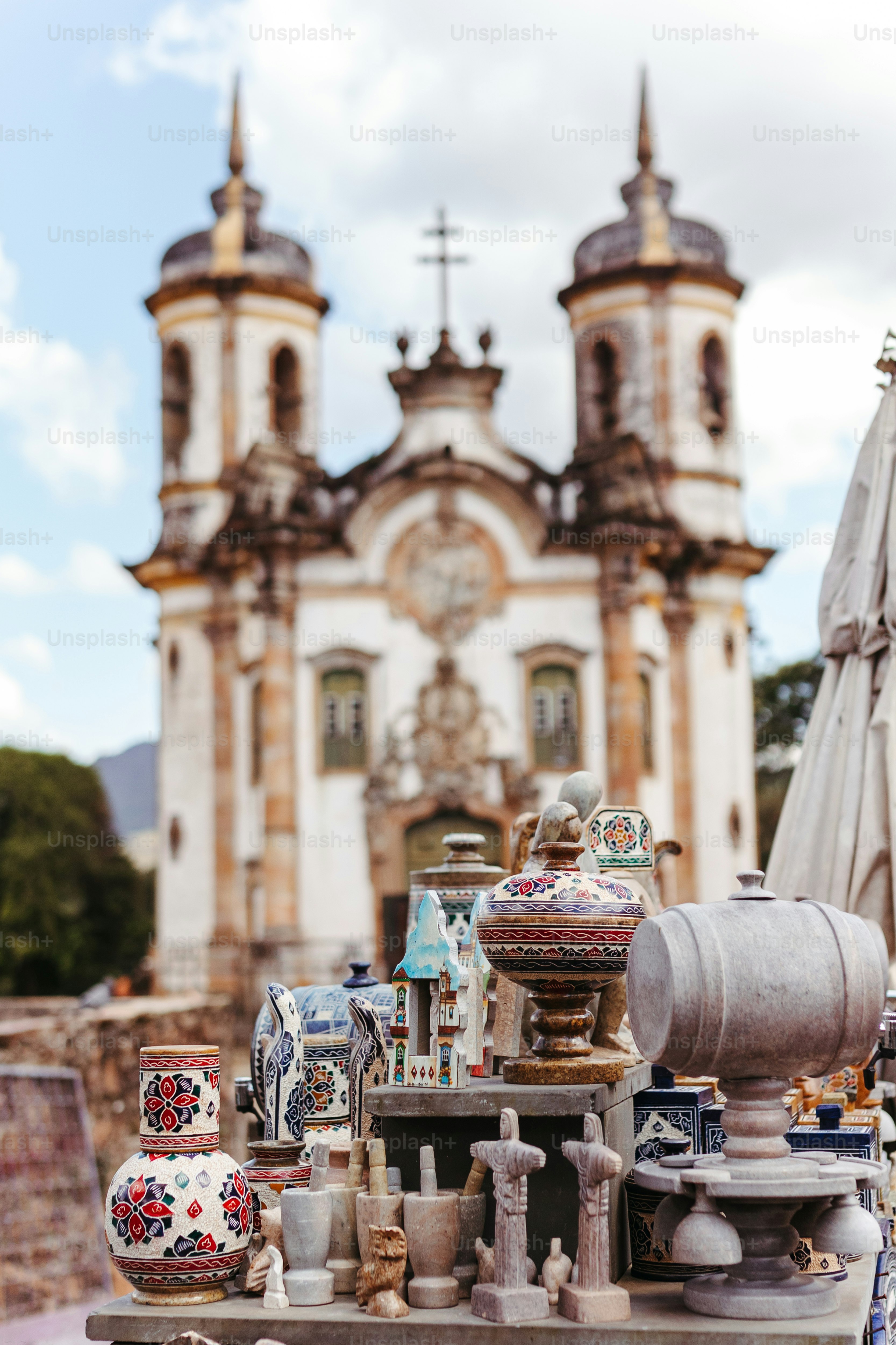 une table surmontée de nombreux vases à côté d’un bâtiment