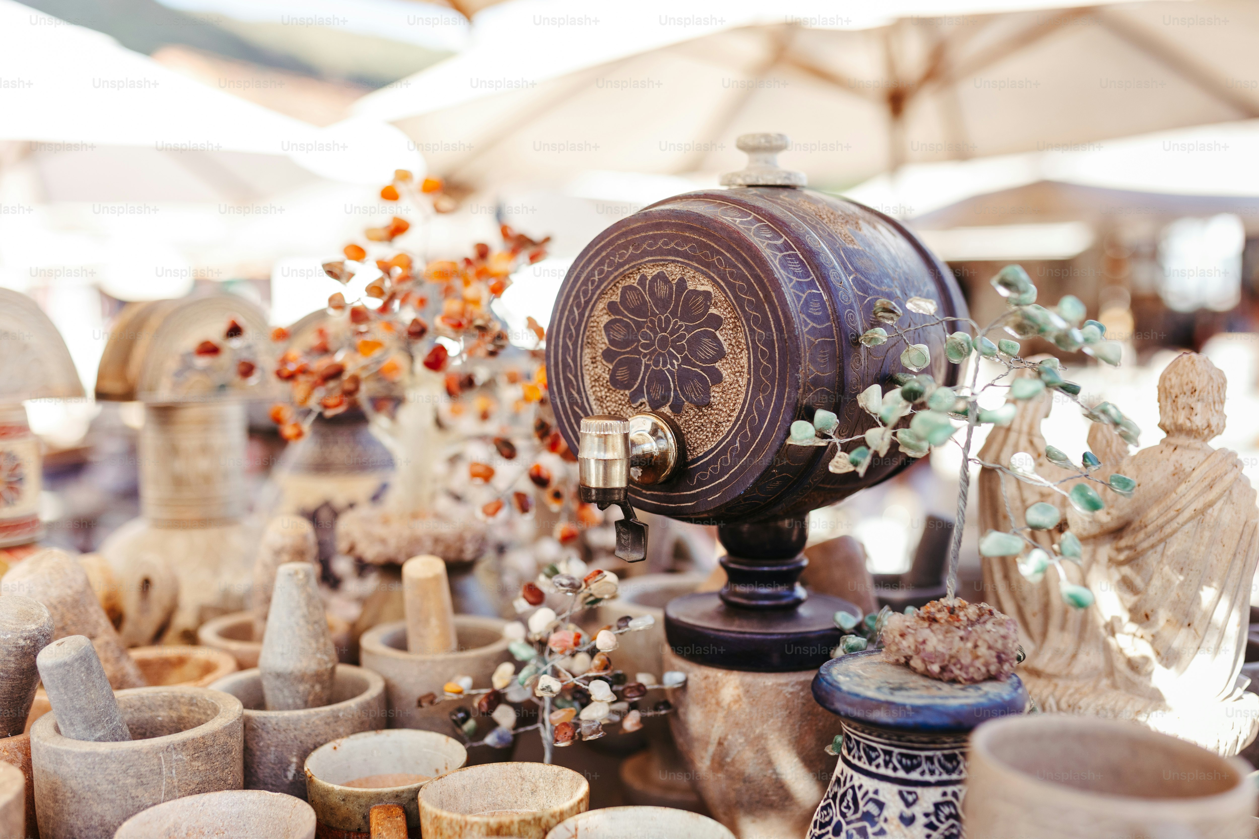 une table surmontée de nombreux vases et d’une horloge