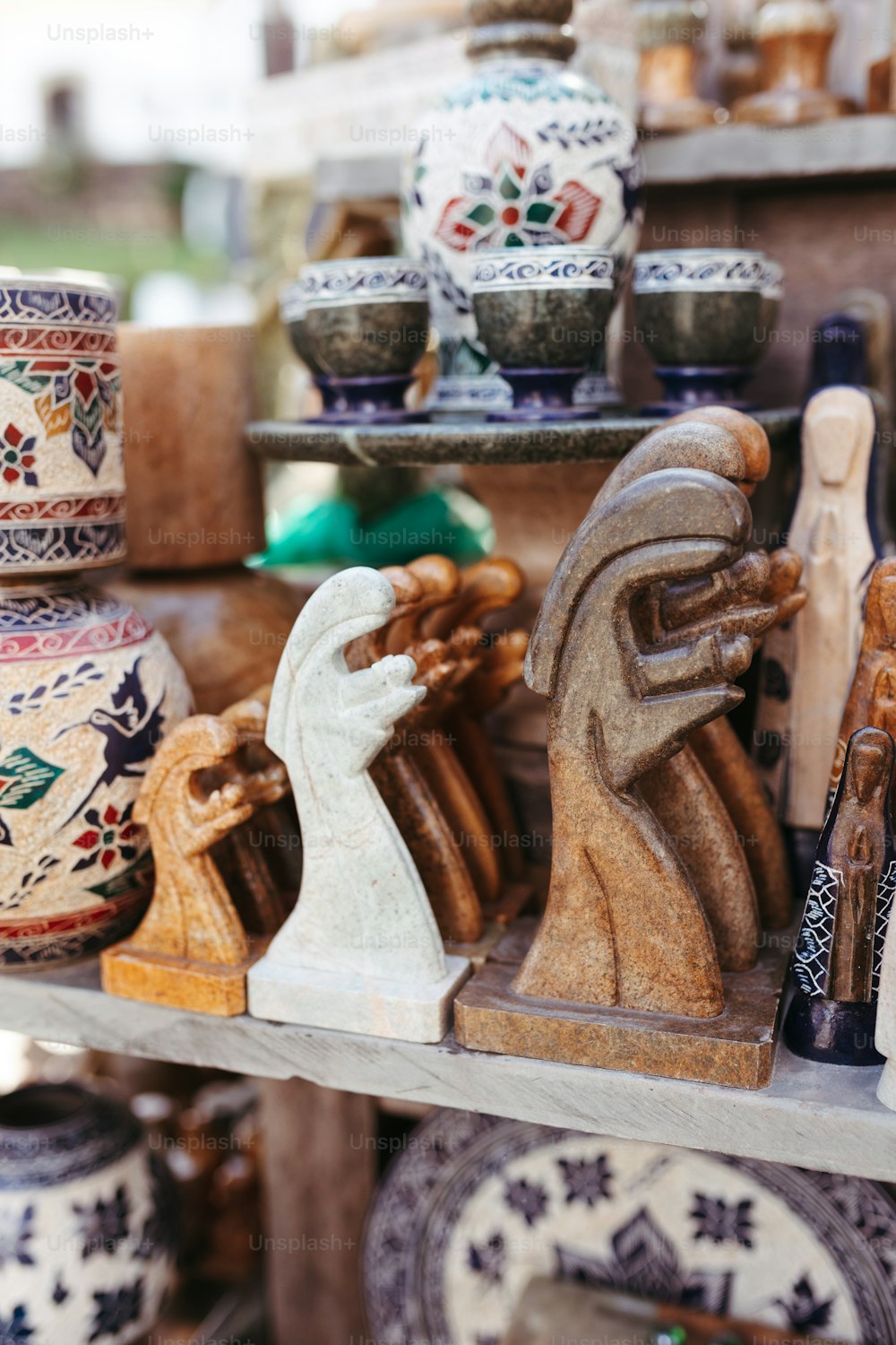uno scaffale pieno di diversi tipi di ceramica