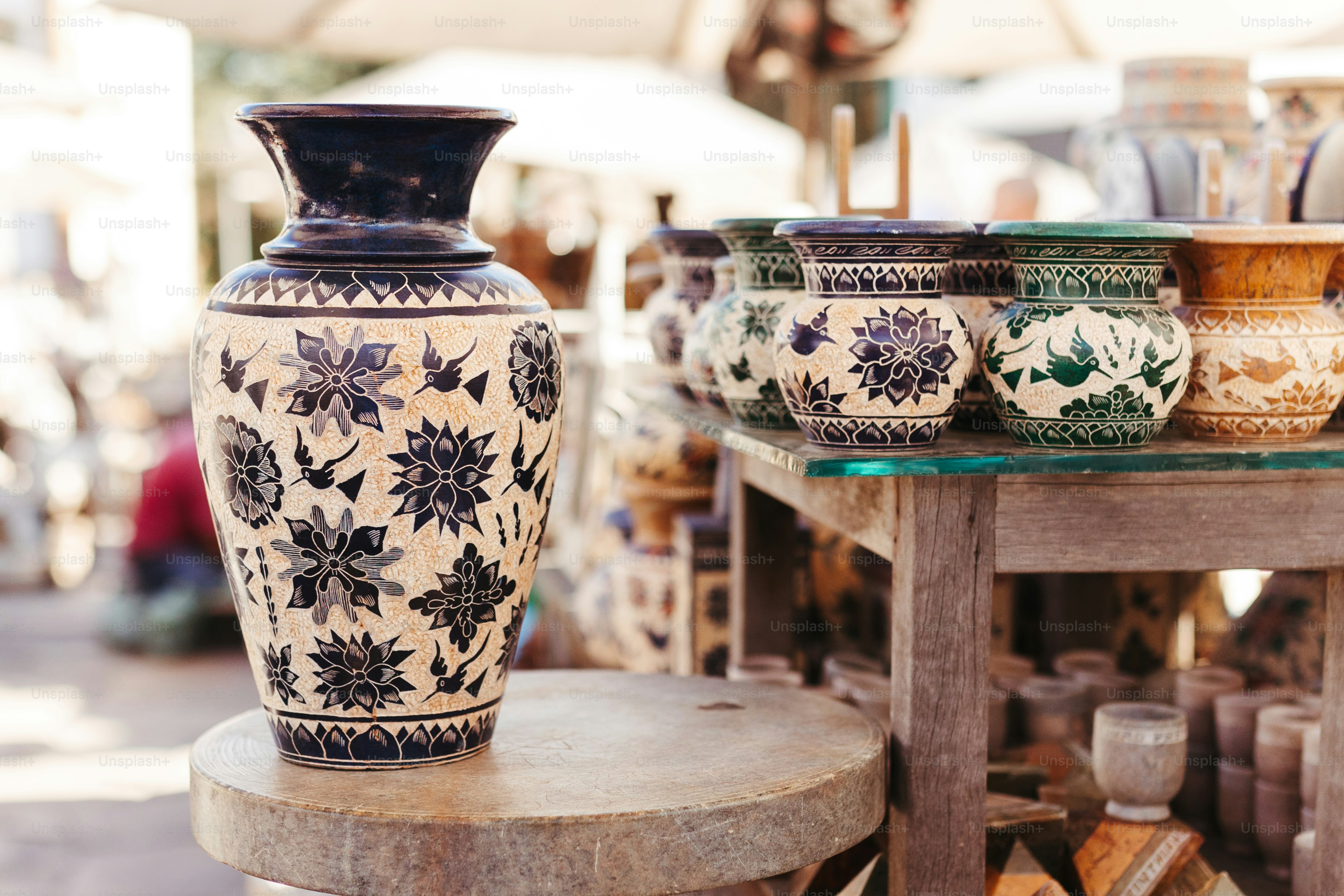 un grand vase posé sur une table en bois
