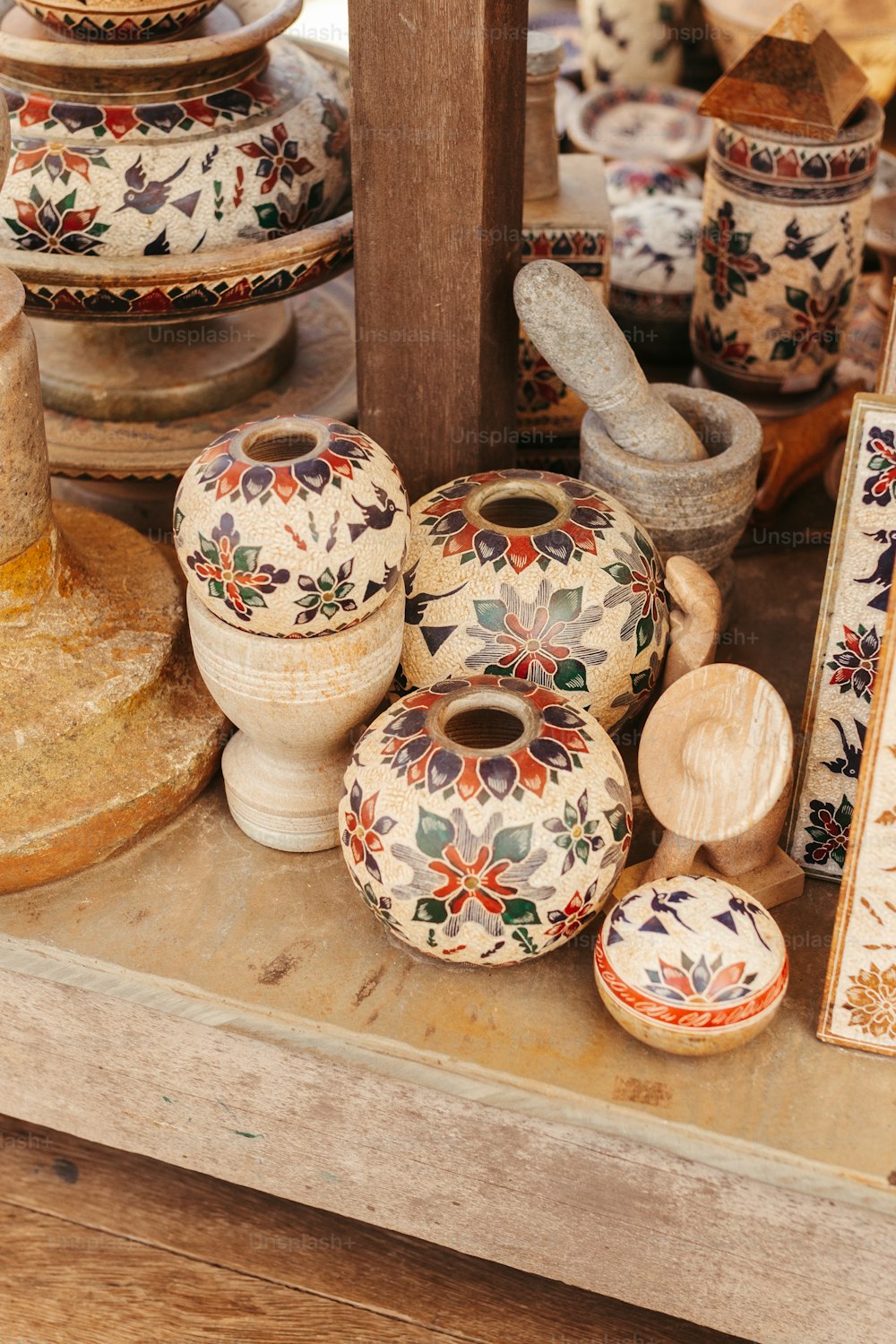 une table surmontée de vases et d’autres objets décoratifs