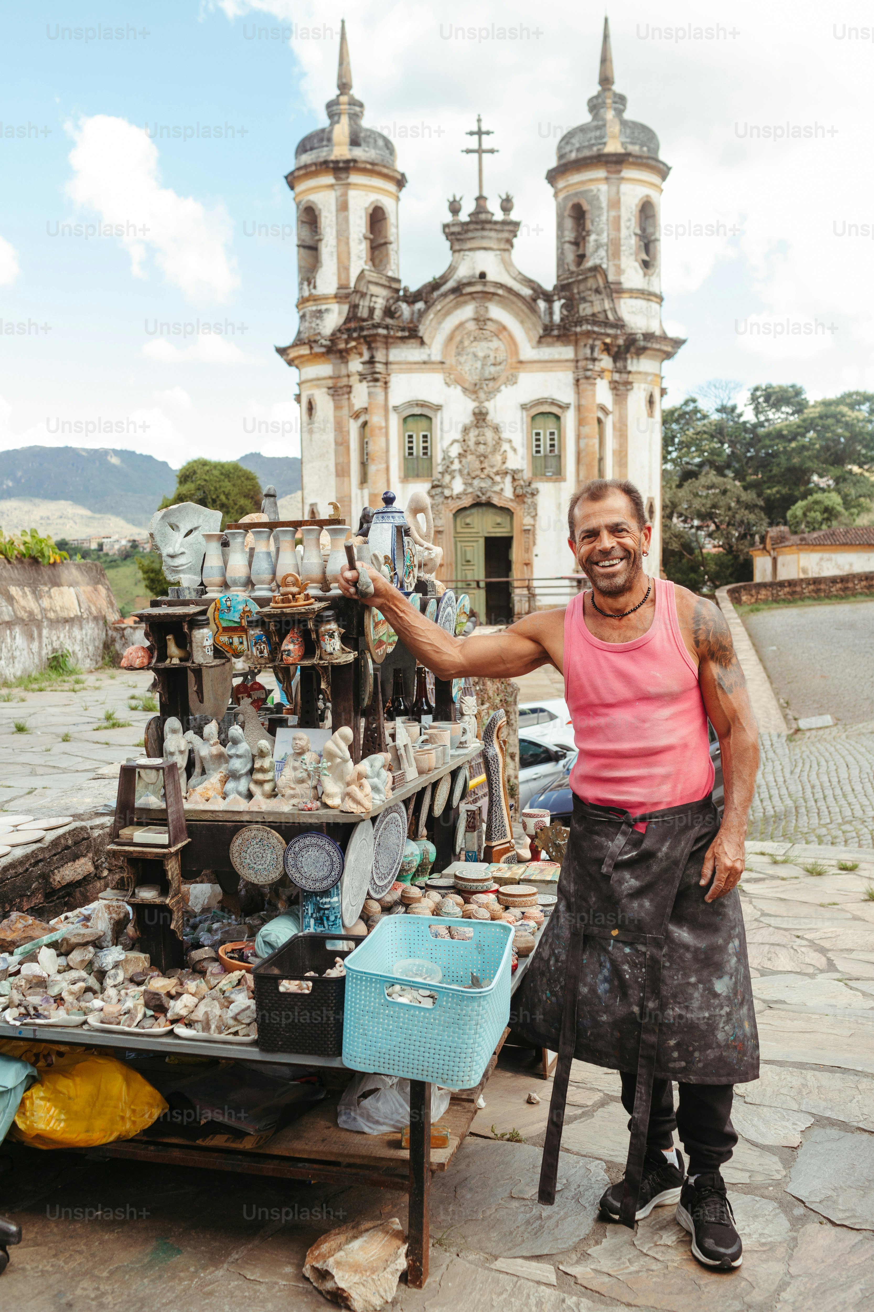 Un homme debout devant une table pleine d’objets
