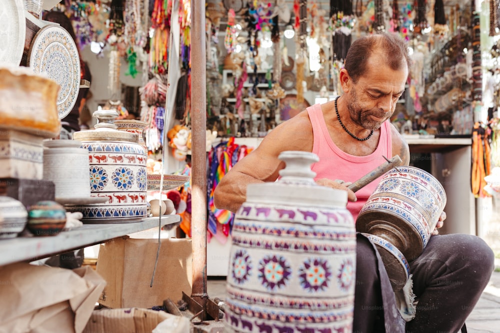 Ein Mann, der auf einem Markt an einer Vase arbeitet