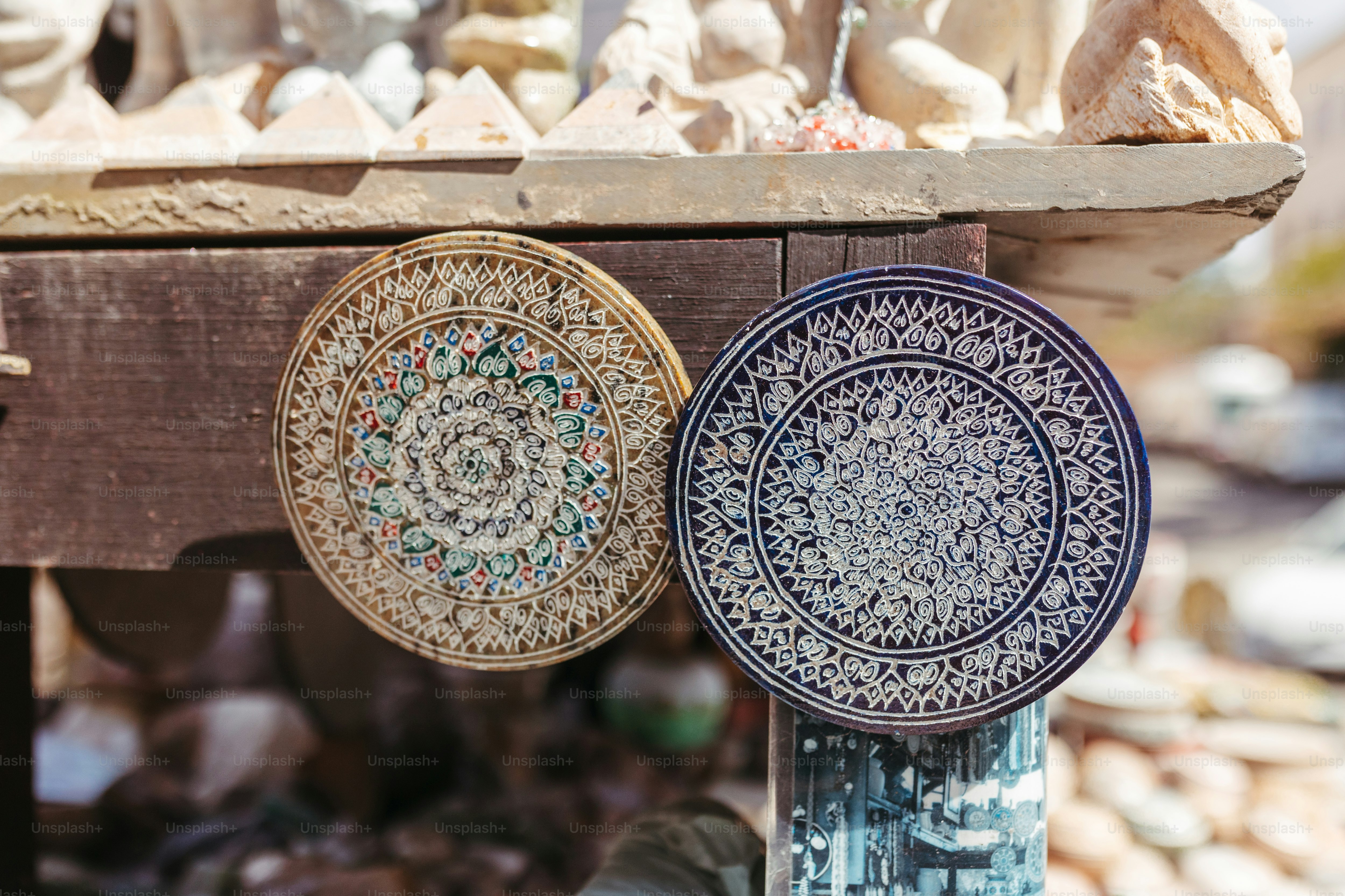 quelques assiettes posées sur une table en bois