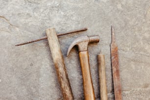 un marteau, une clé et un marteau sur une surface de pierre