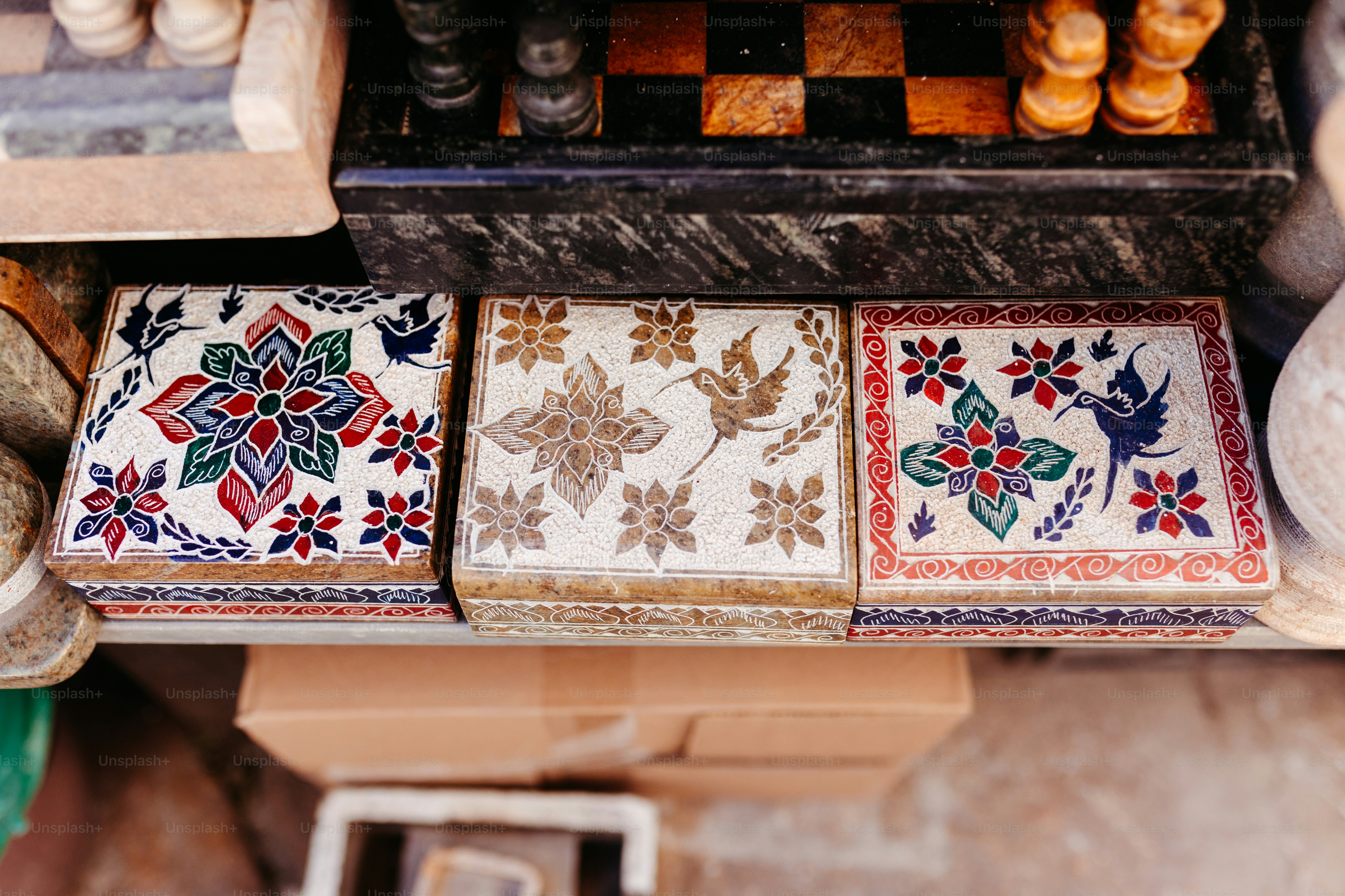 Un primo piano di una serie di quattro tessere