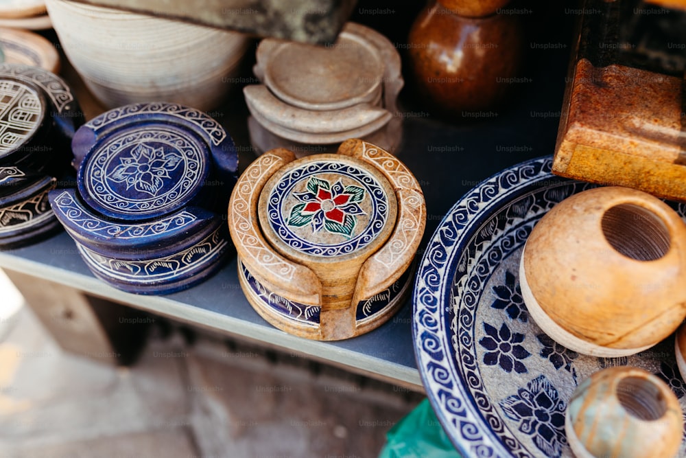 une table surmontée d’assiettes et de bols bleus et blancs