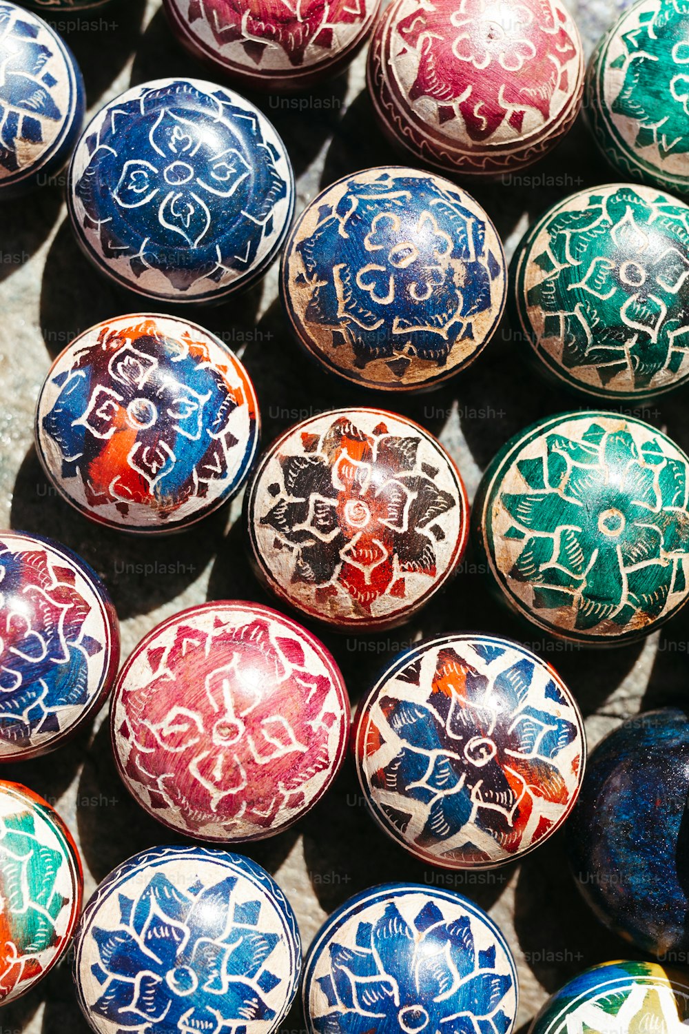 Un grupo de coloridas bolas pintadas sentadas encima de una mesa