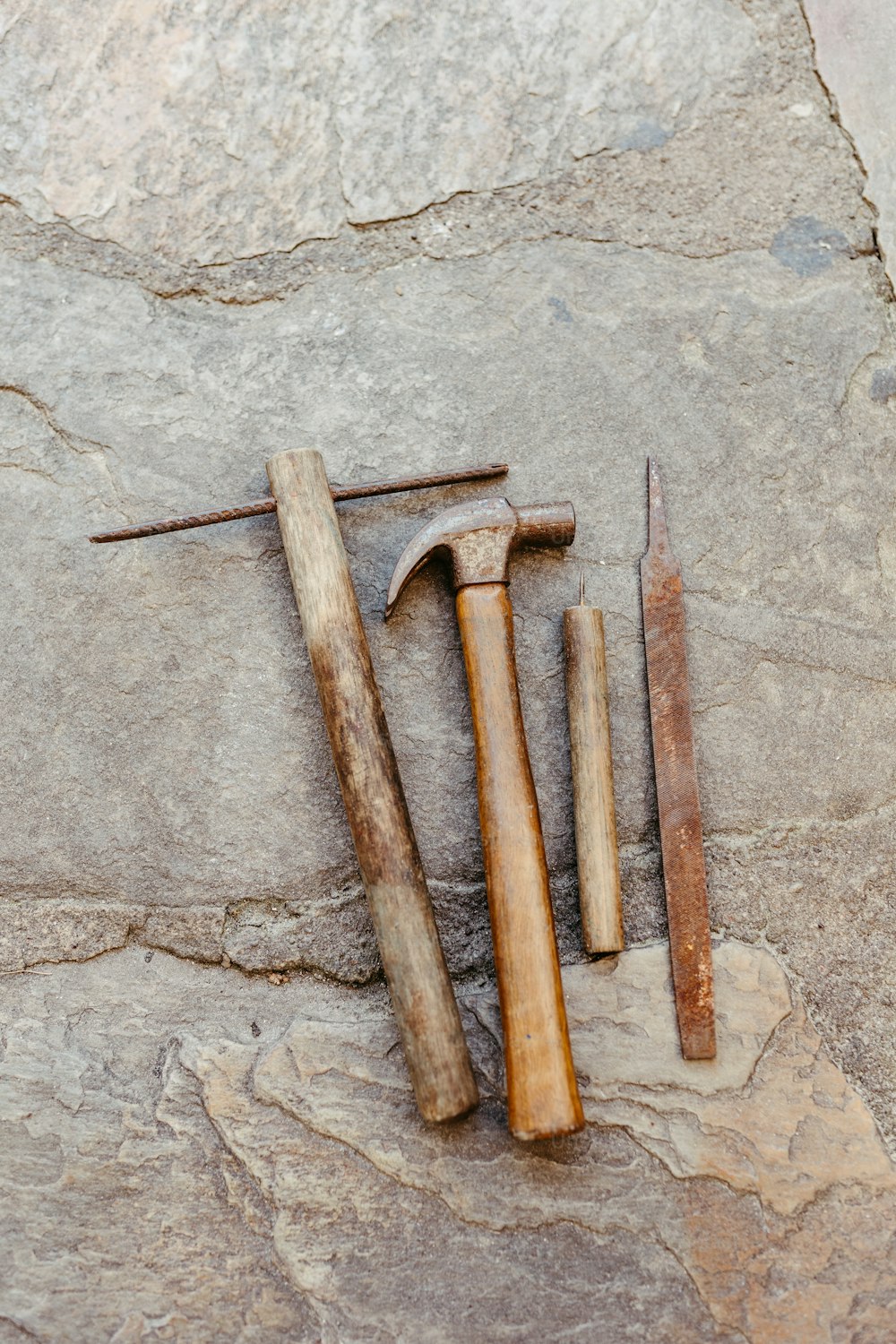 um grupo de ferramentas sentadas em cima de uma rocha