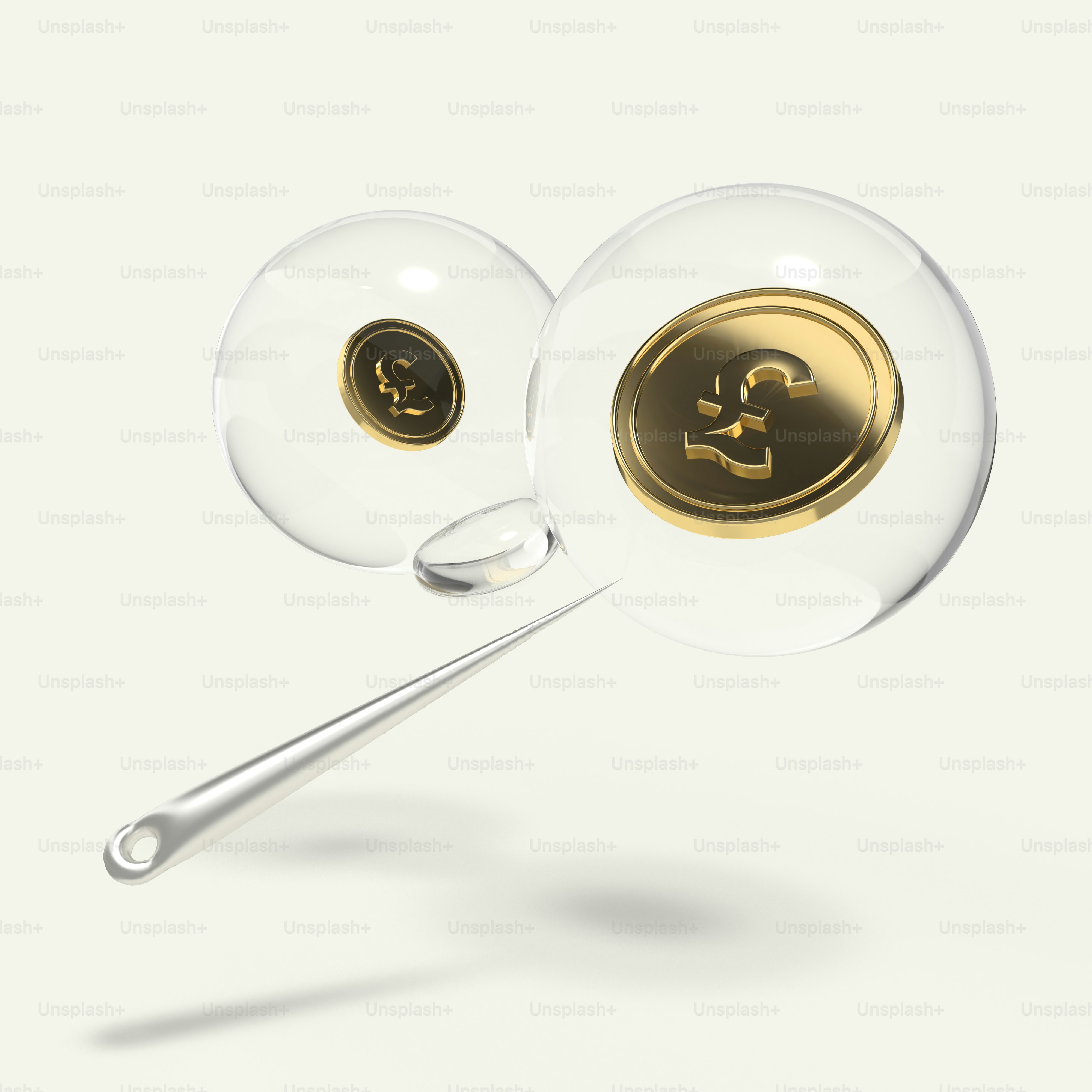 ein Paar weiße und goldfarbene Glasaugäpfel