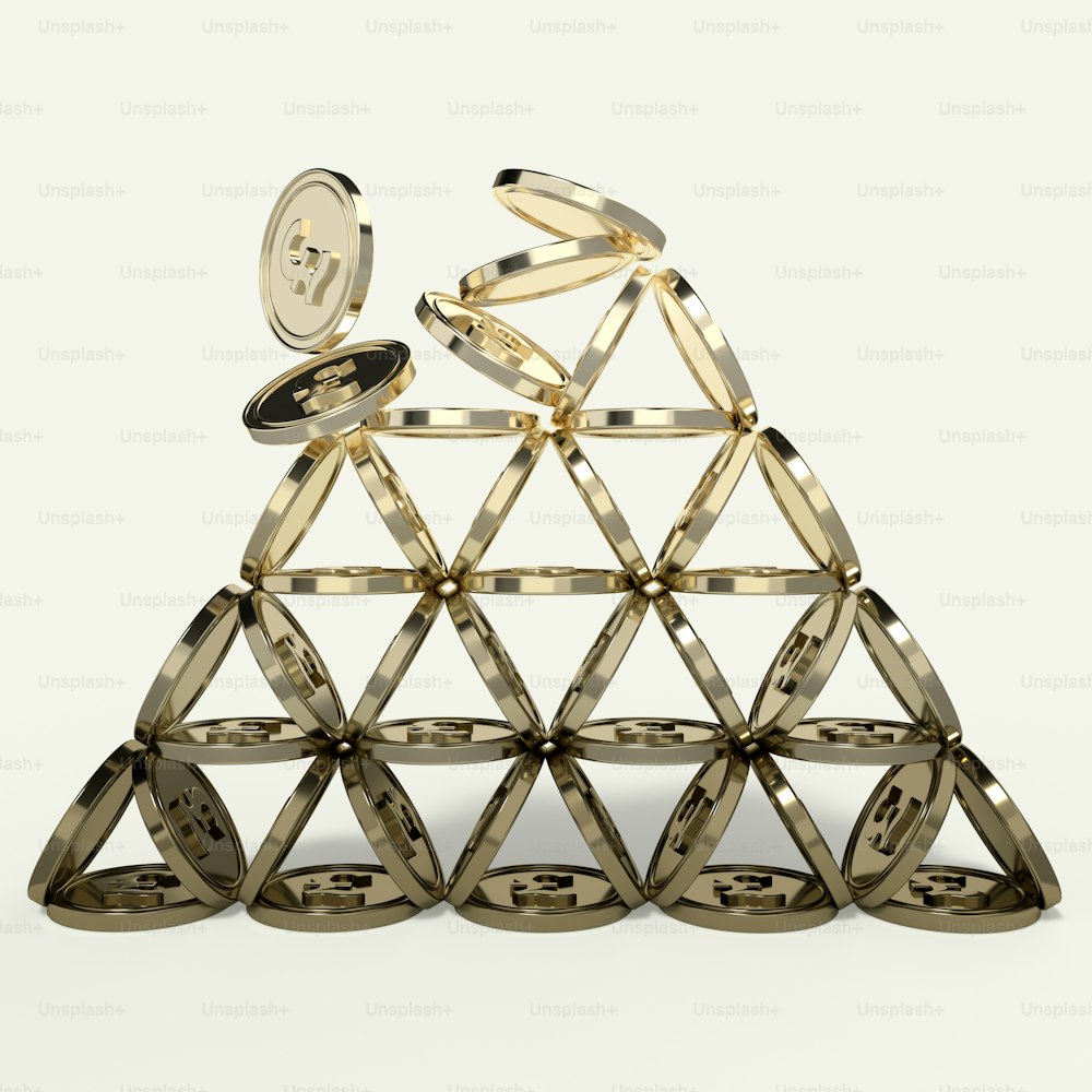 una pirámide hecha de monedas con una moneda en el medio de ella