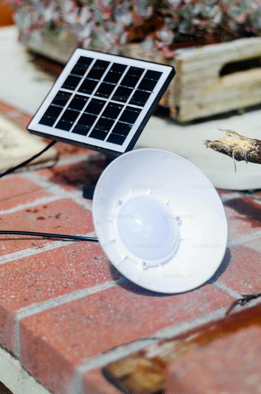 une lumière solaire posée au sommet d’un mur de briques