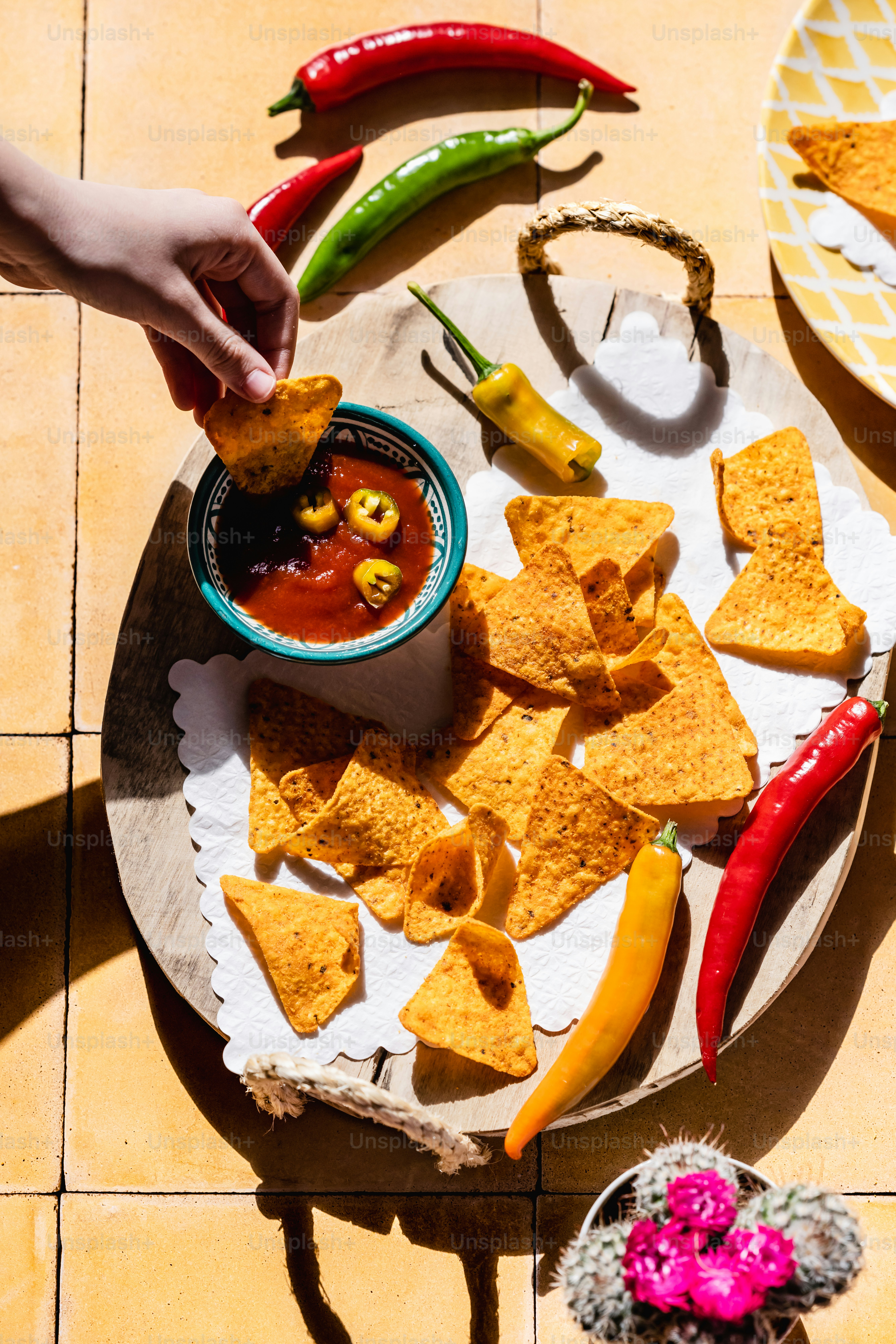 Ein Teller Nachos und eine Schüssel Salsa auf einem Tisch