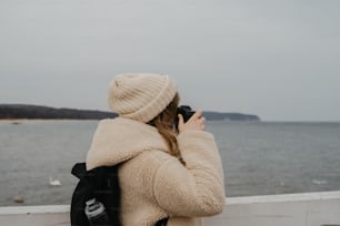 Una donna sta scattando una foto dell'acqua